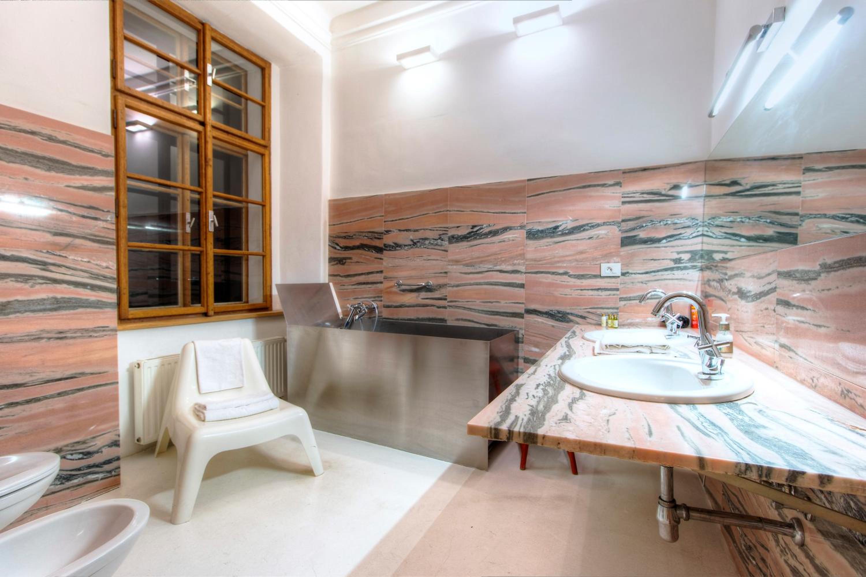 Deluxe Queen Suite