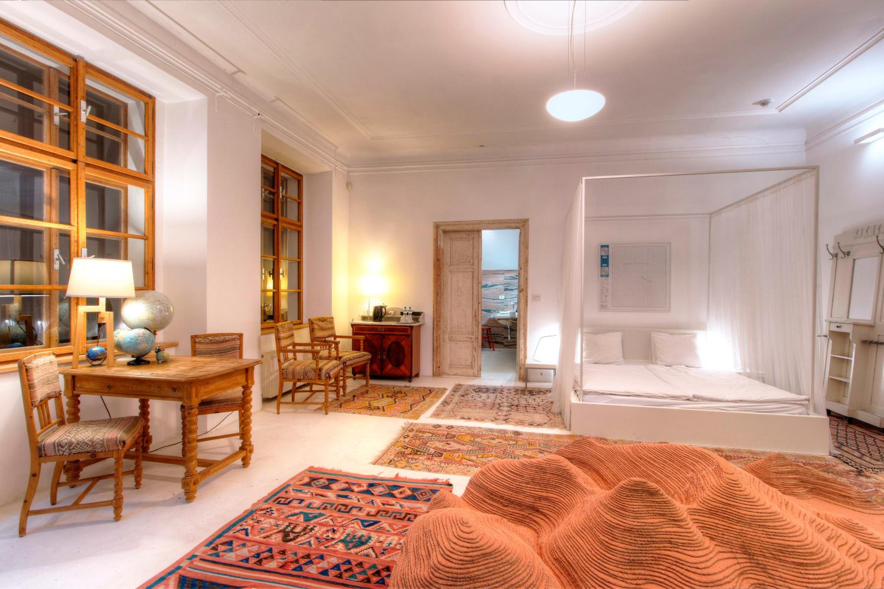 Deluxe Queen Suite