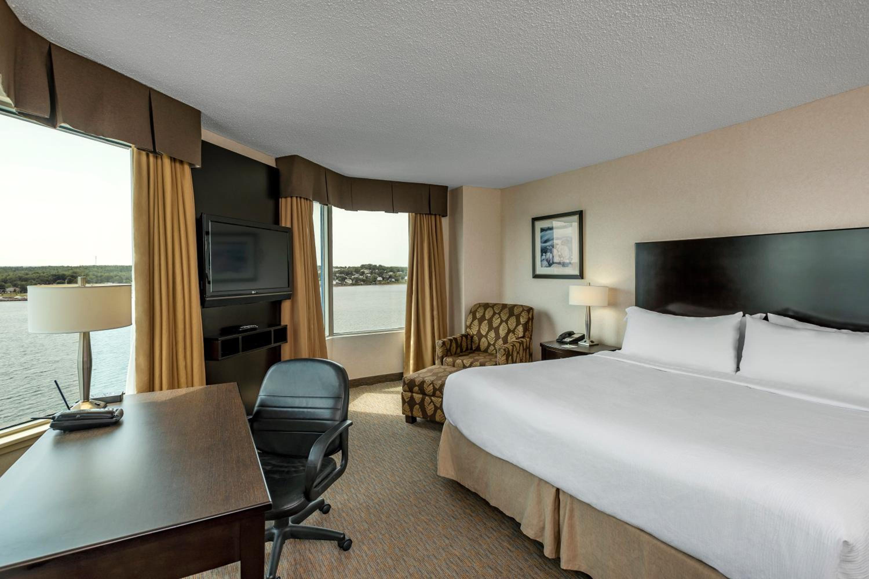 Standard King Room with Harbor View - Photo 4