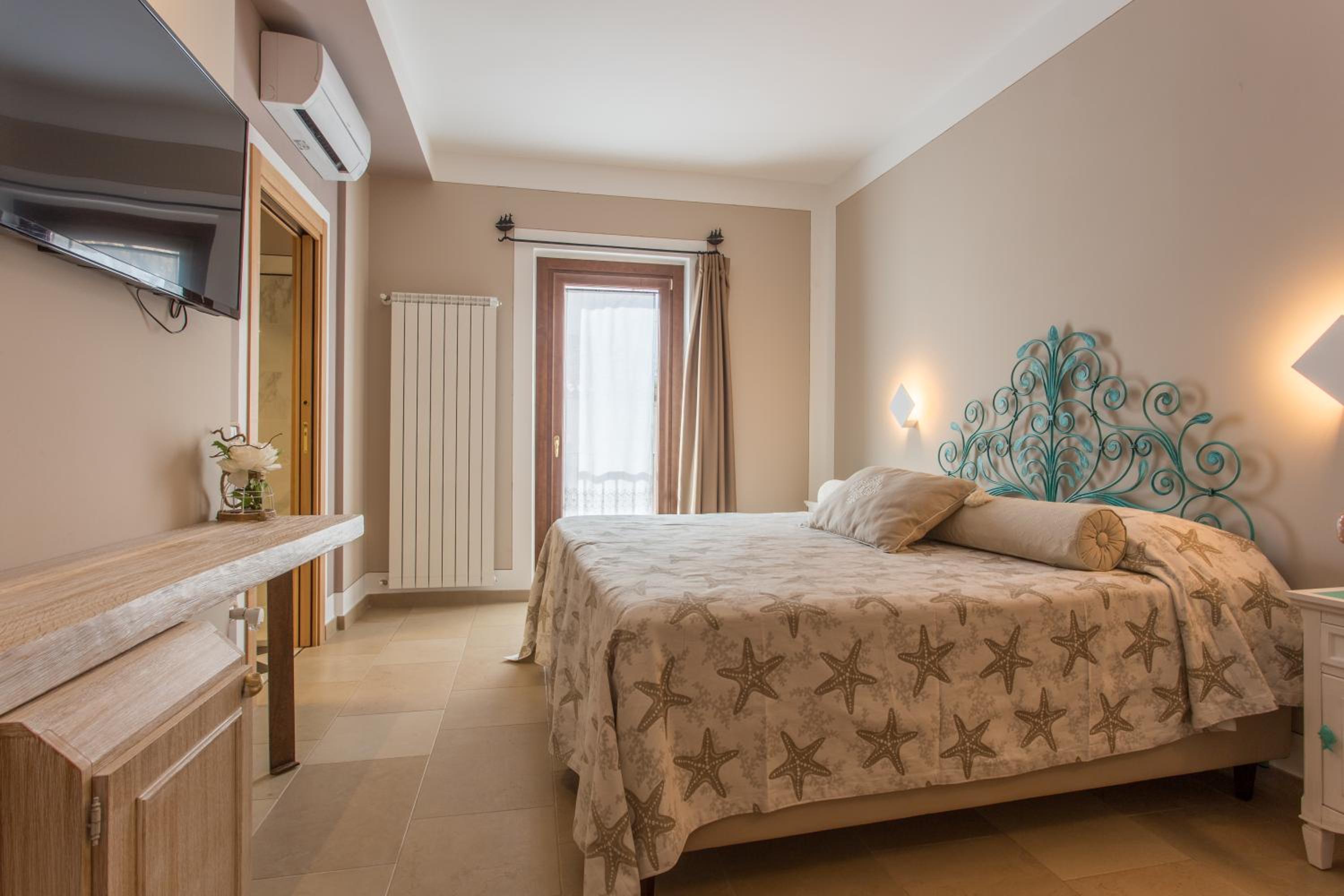 Deluxe Junior Suite - Photo 1