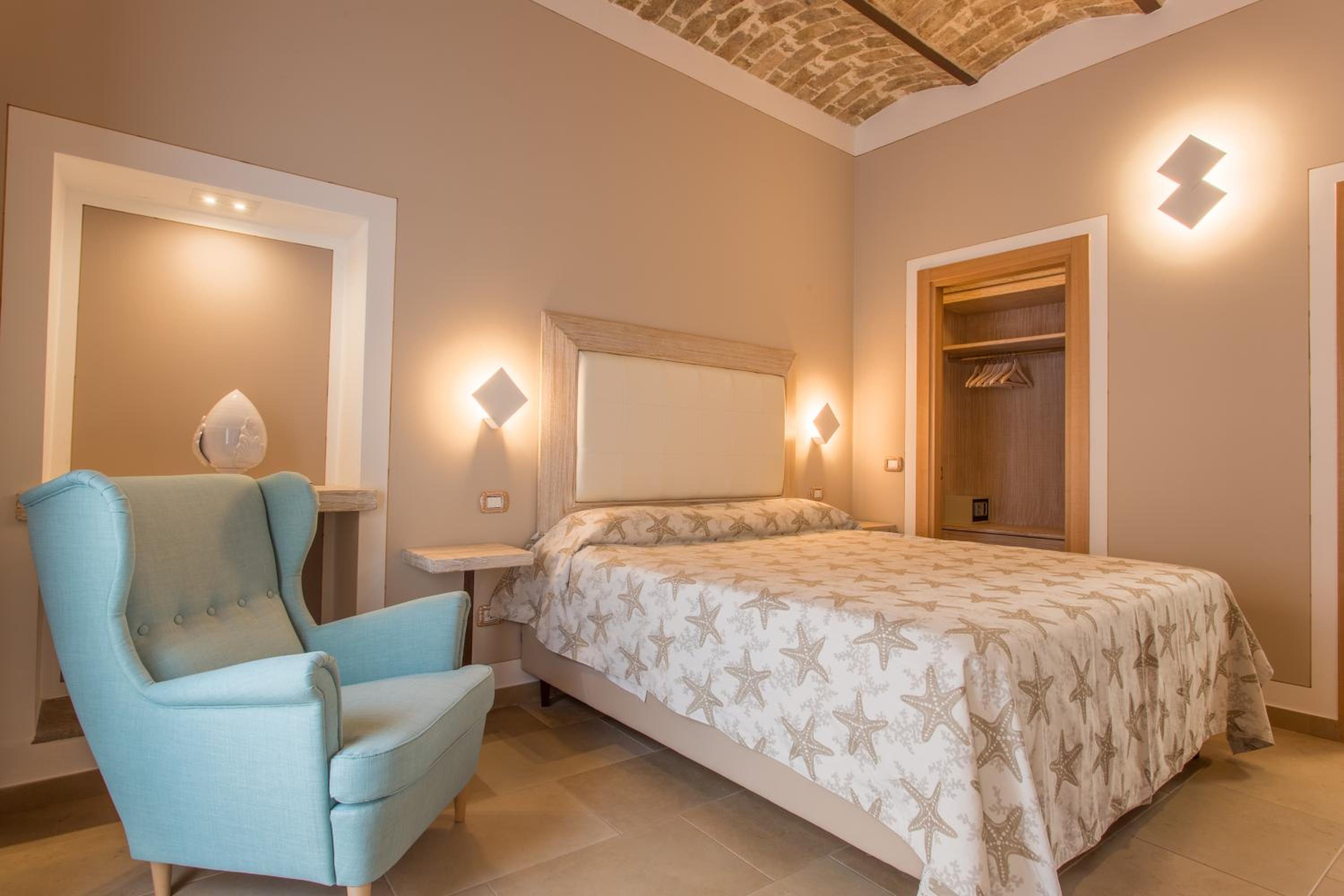 Deluxe Double Room - Photo 1