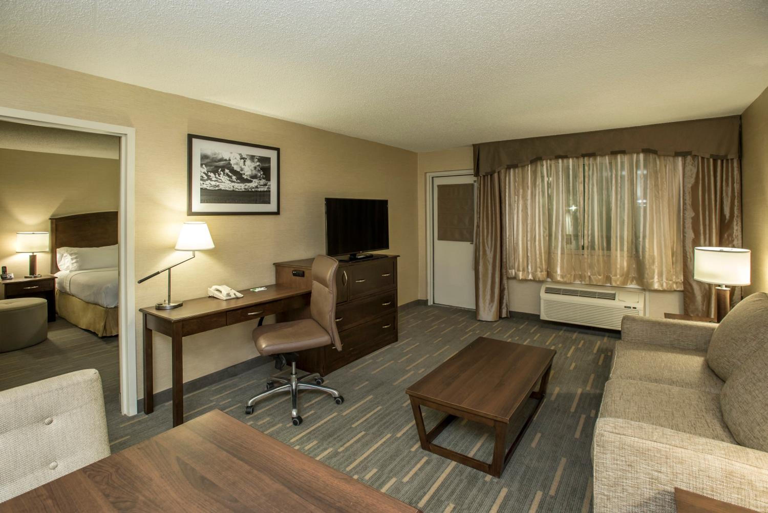 One-Bedroom Queen Suite with Two Queen Beds and Balcony - Photo 9