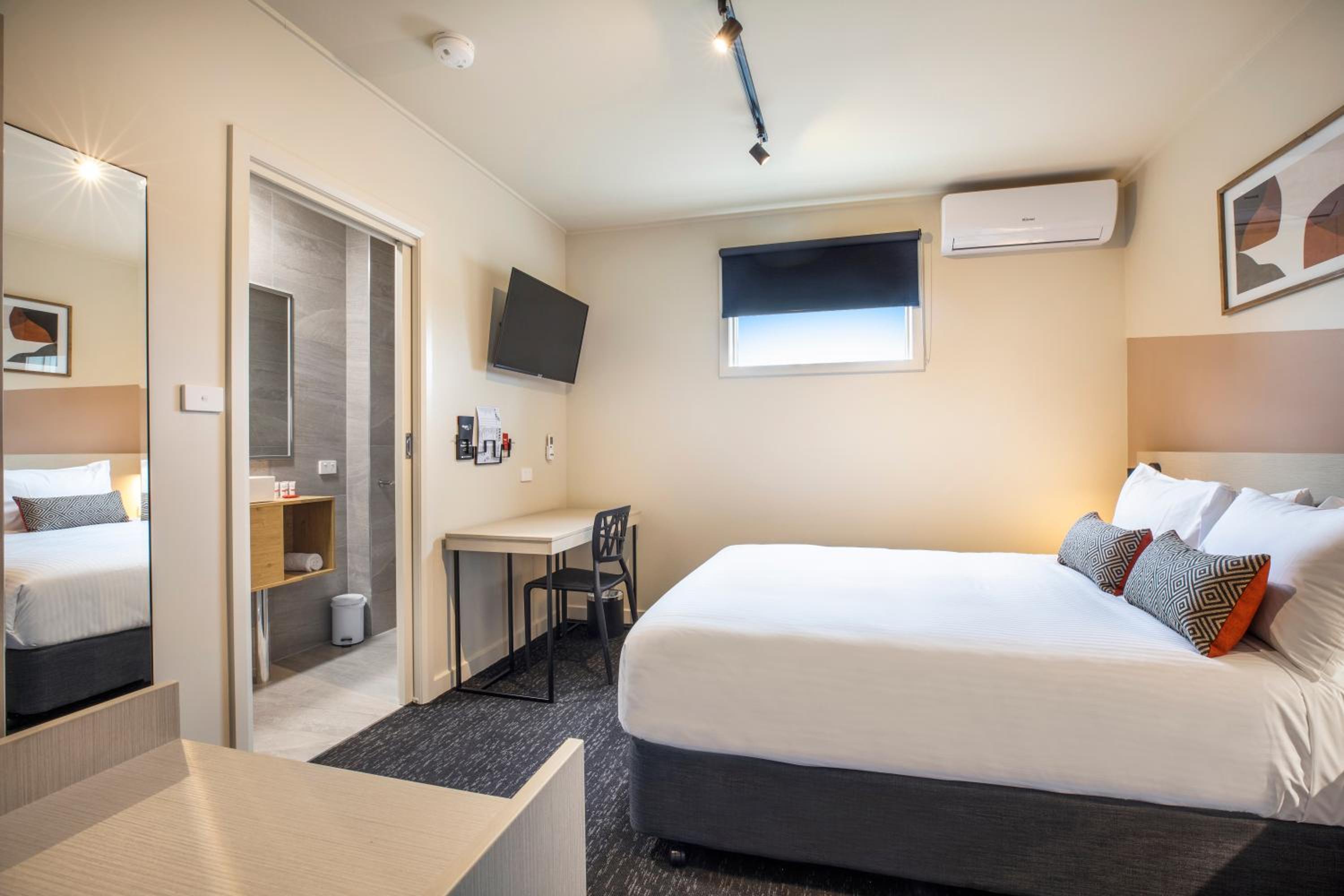 Small Double Room - Photo 9