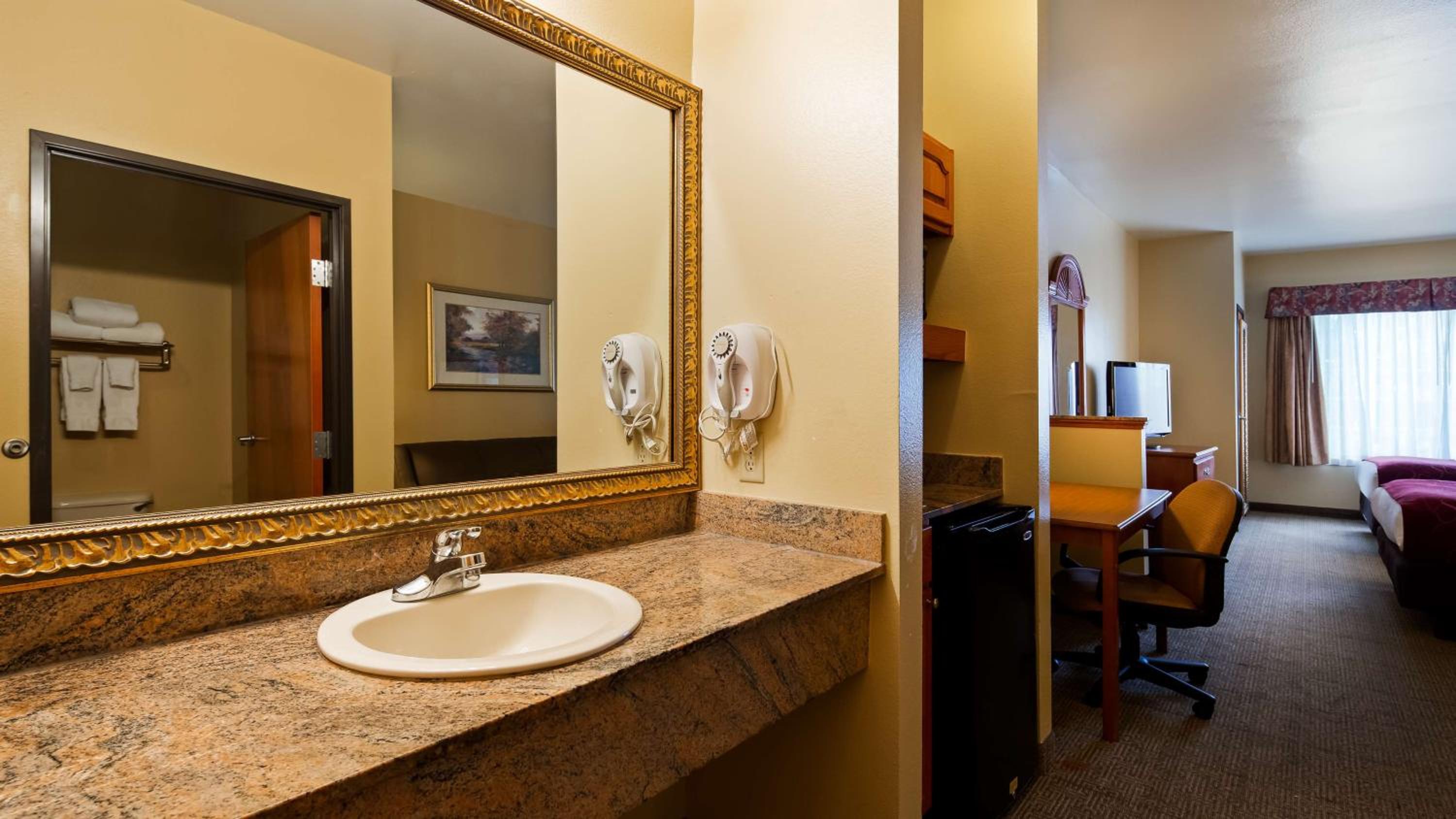 Queen Suite with Two Queen Beds - Non-Smoking - Photo 3