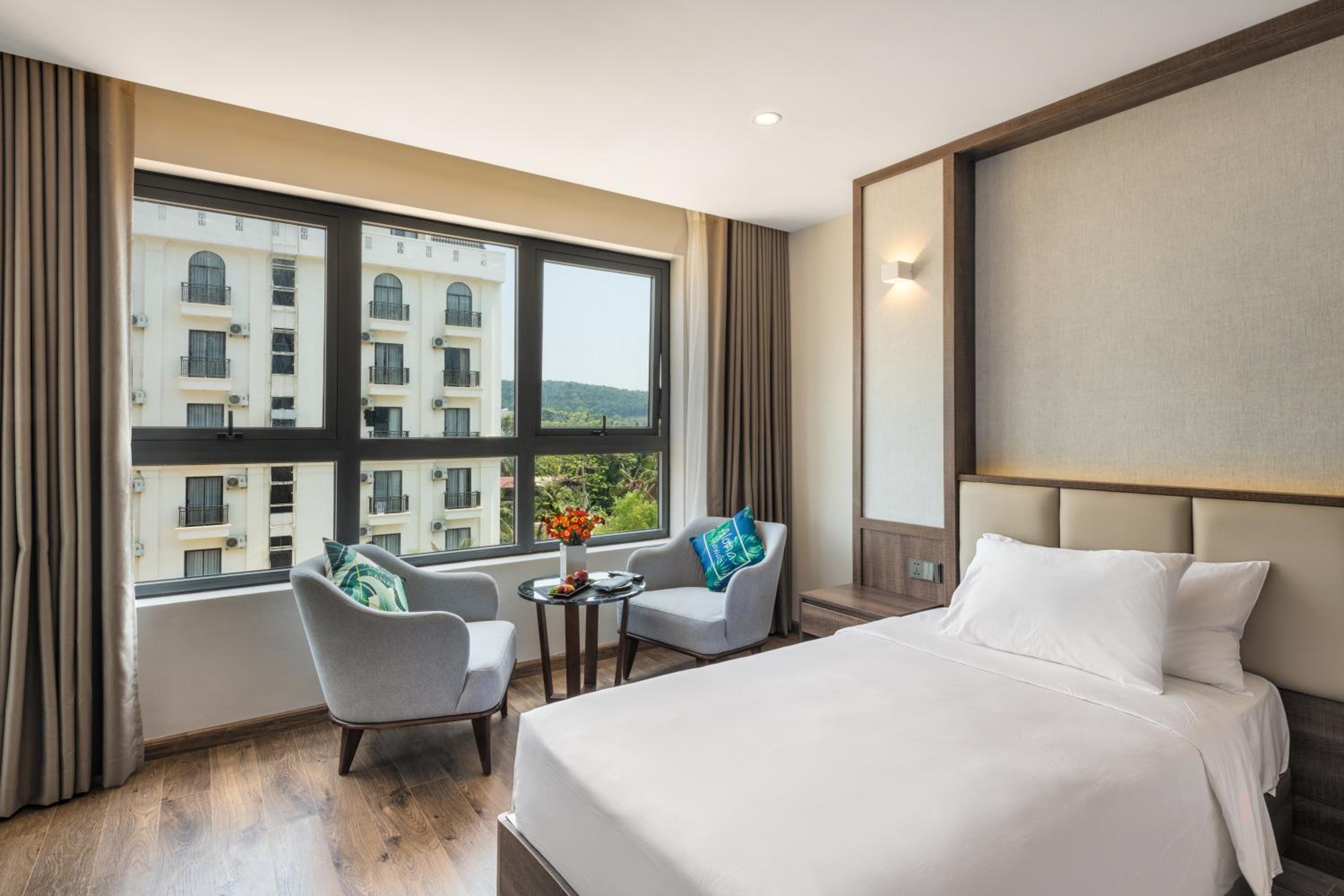 Deluxe King/Twin Room - Photo 1
