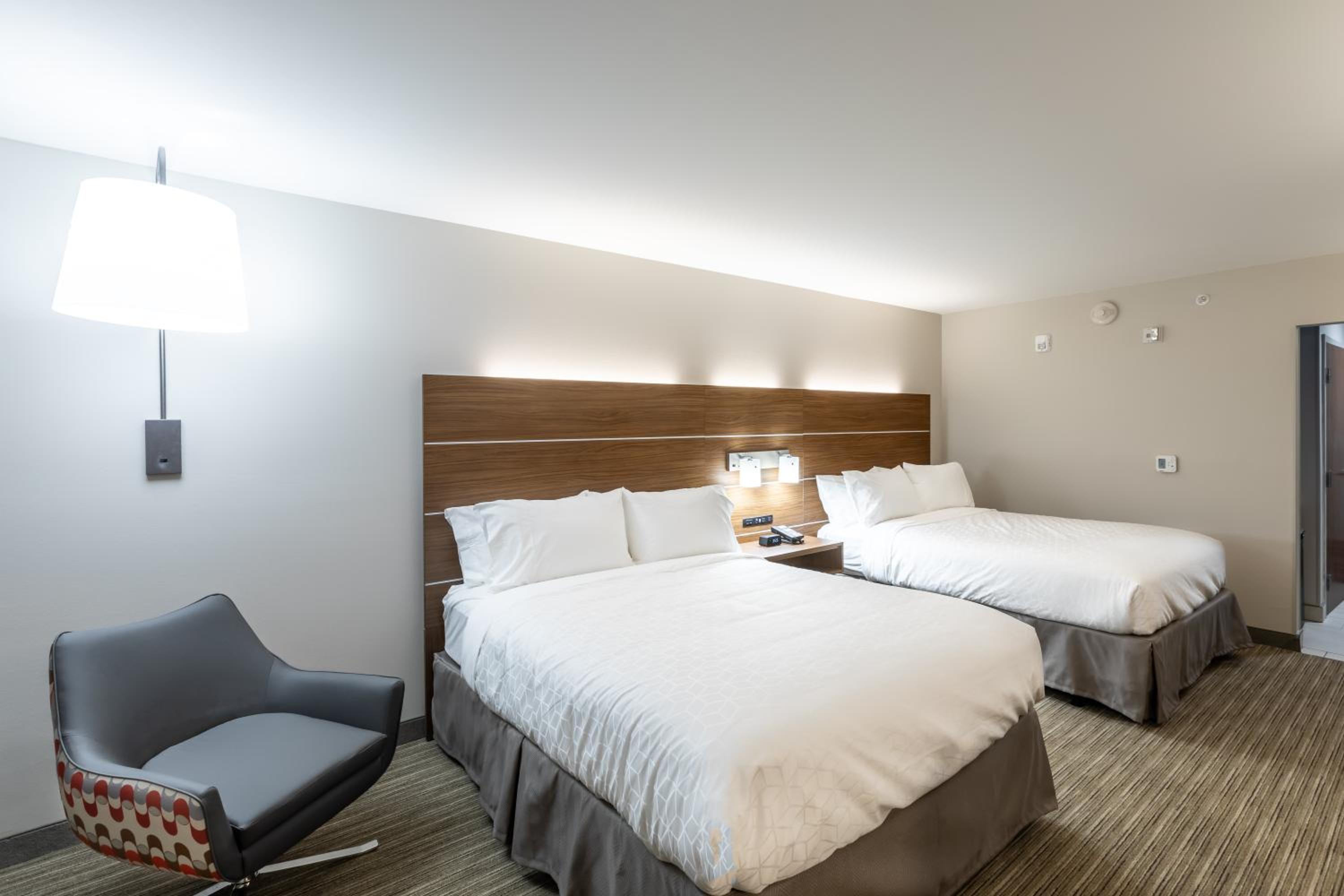 Standard Room with Two Queen Beds photo 1