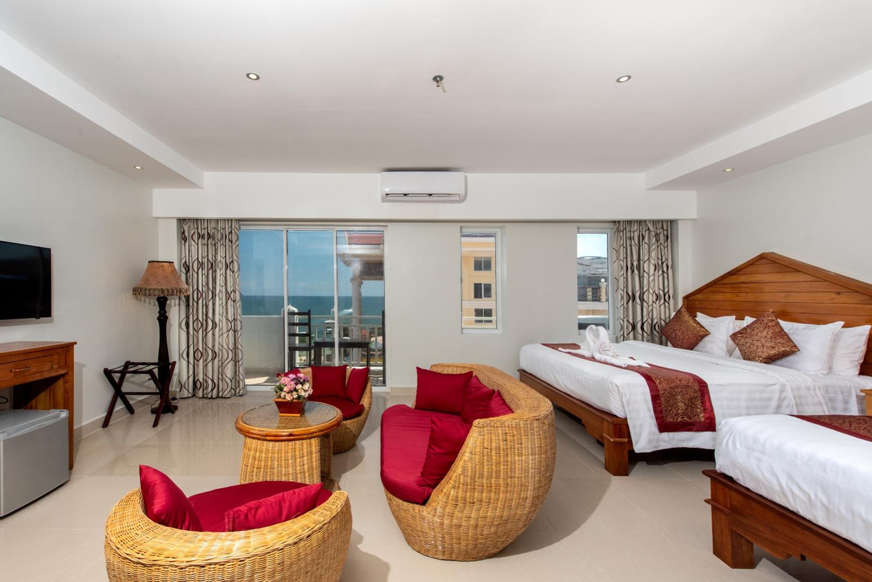 Deluxe Family Room - Photo 2