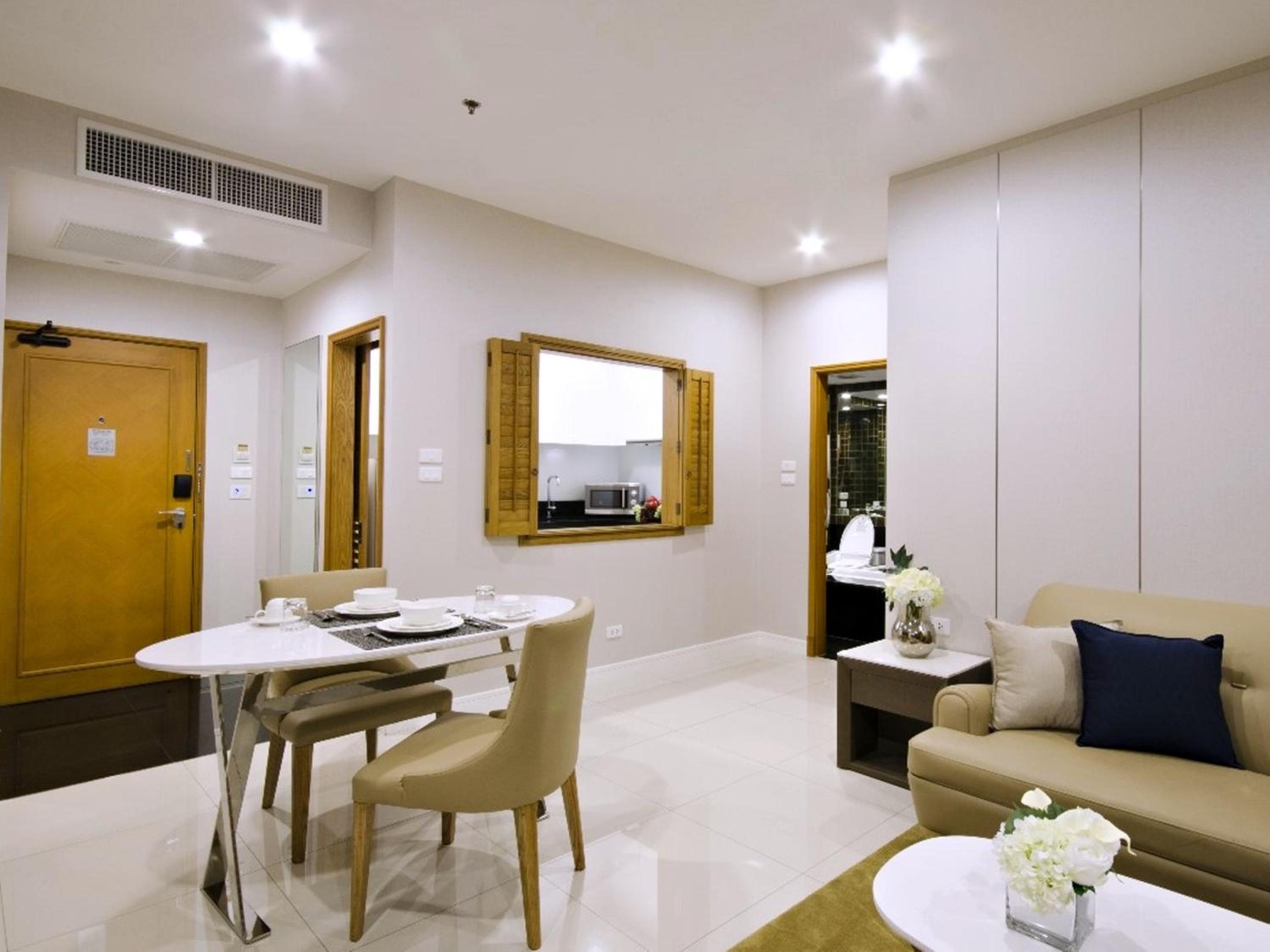Corner Balcony Suite thumbnail 5