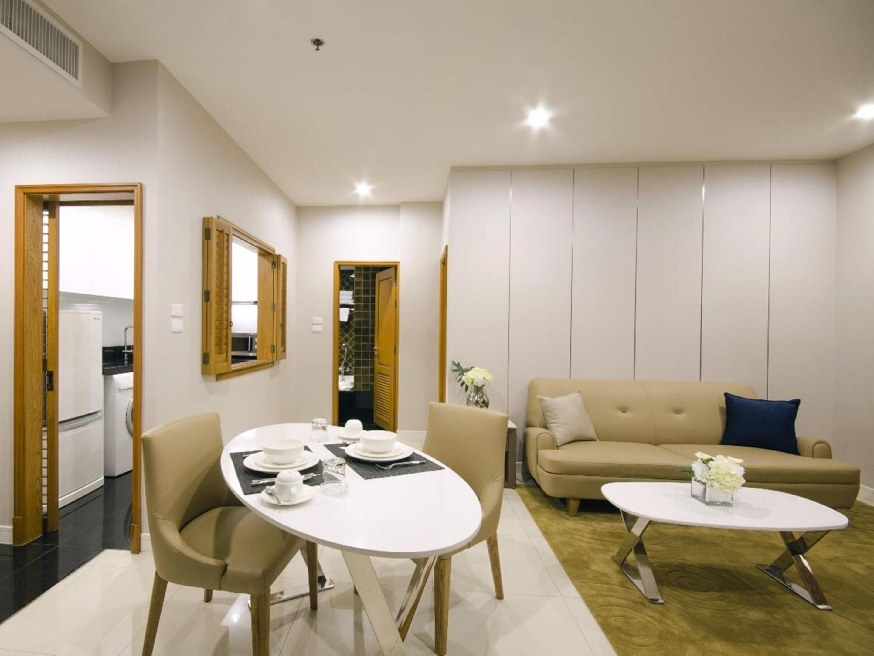 Corner Balcony Suite thumbnail 6