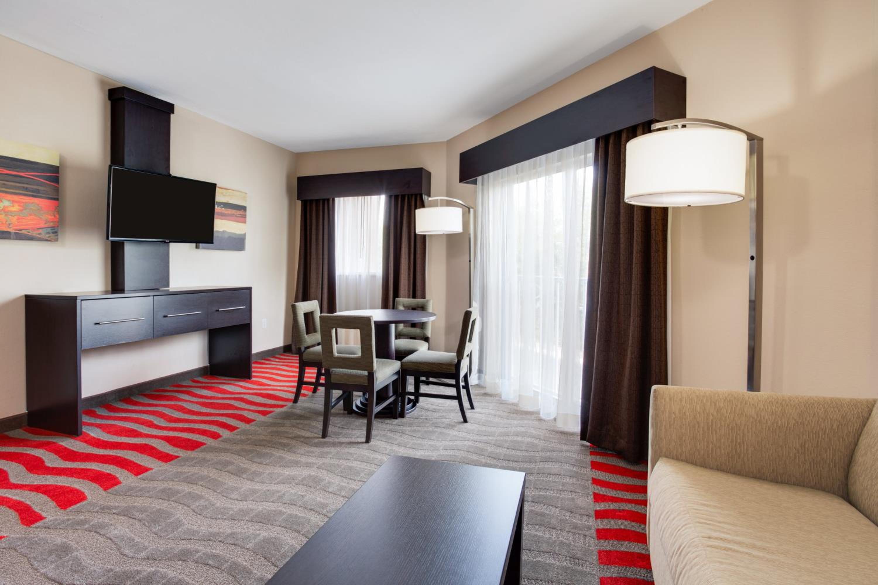 One-Bedroom Suite - Photo 4