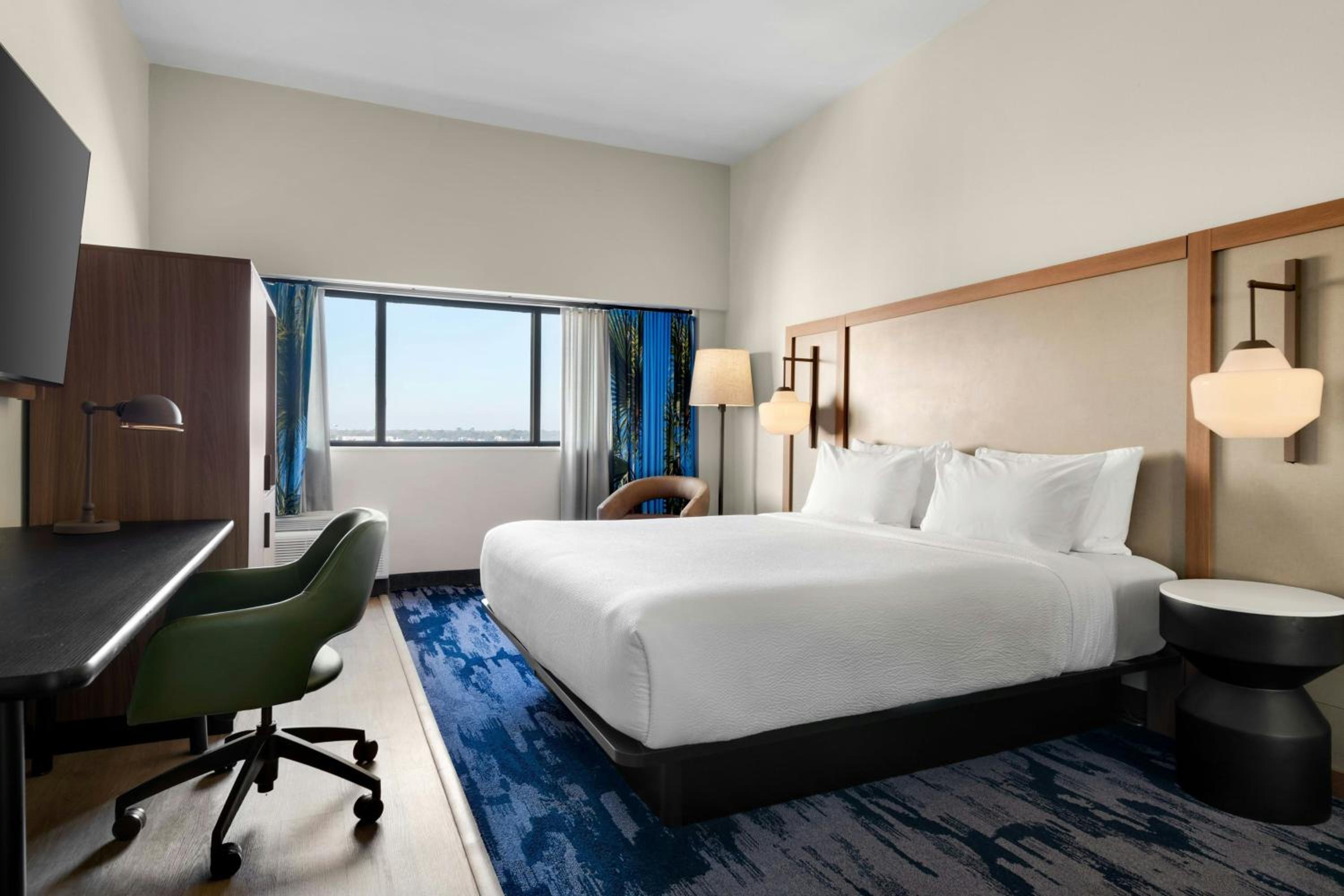 King Room with Bathtub - Mobility Access