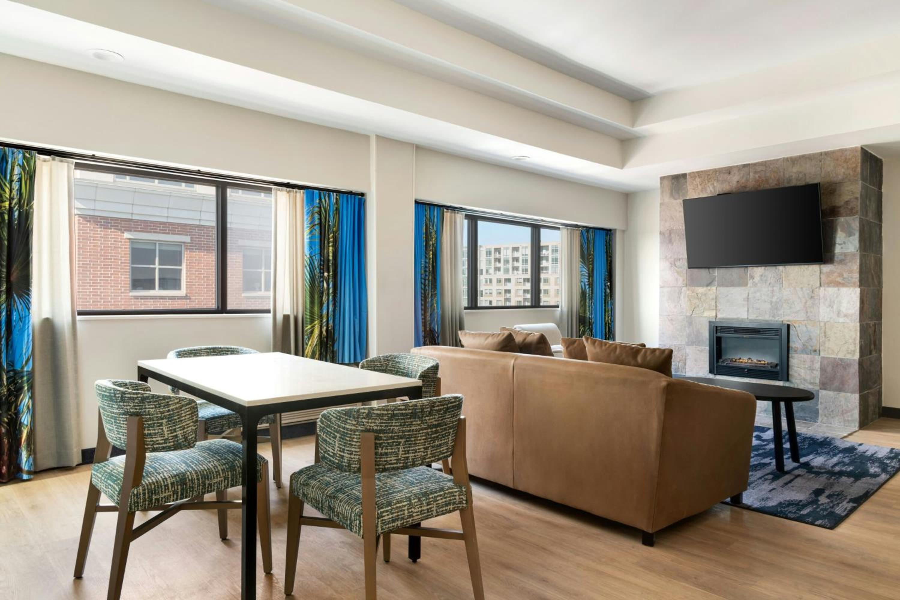 One-Bedroom King Suite with Bathtub and Sofa Bed - Mobility Access