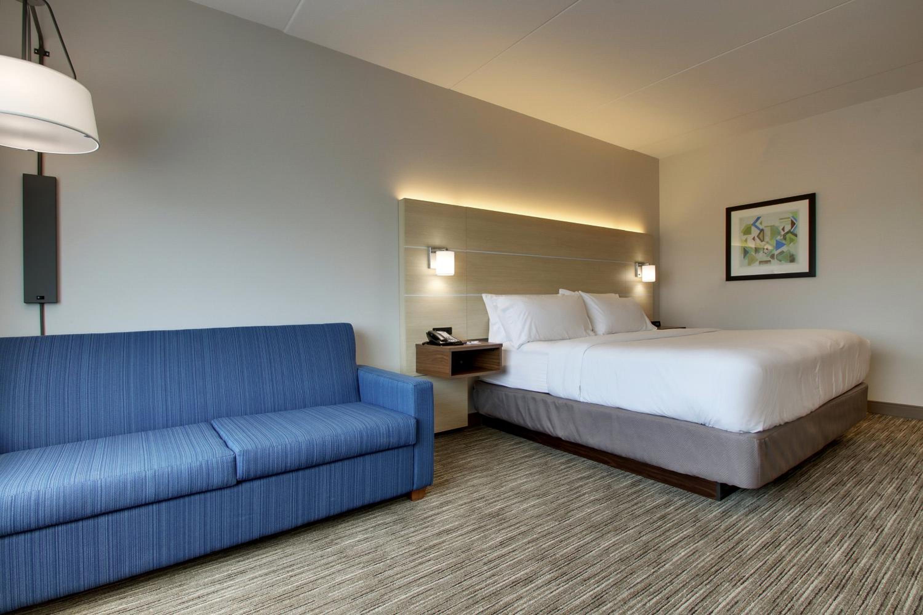 Standard King Room with Extra Floor Space photo 2