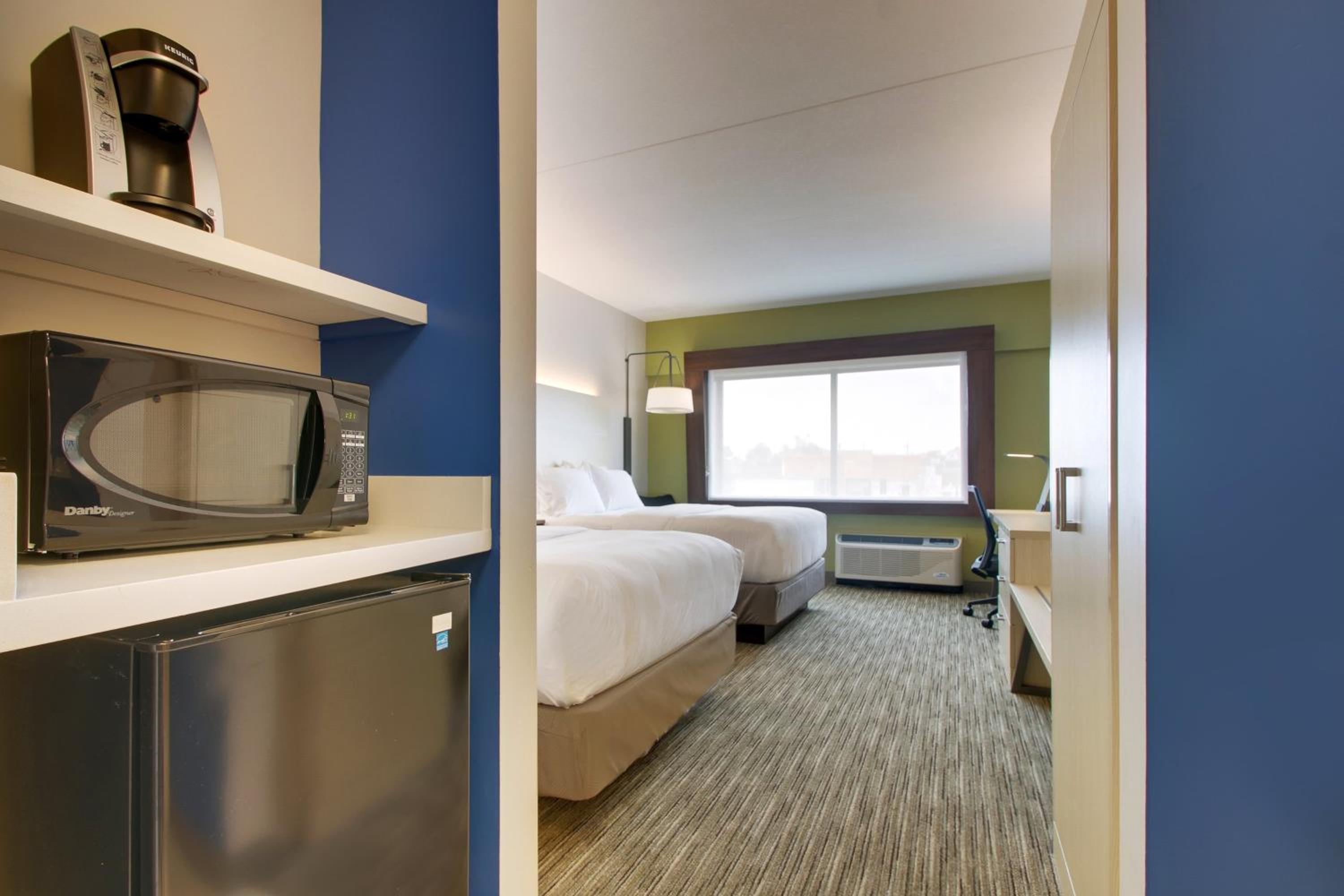 Queen Room with Two Queen Beds - Hearing Accessible/Non-Smoking photo 2