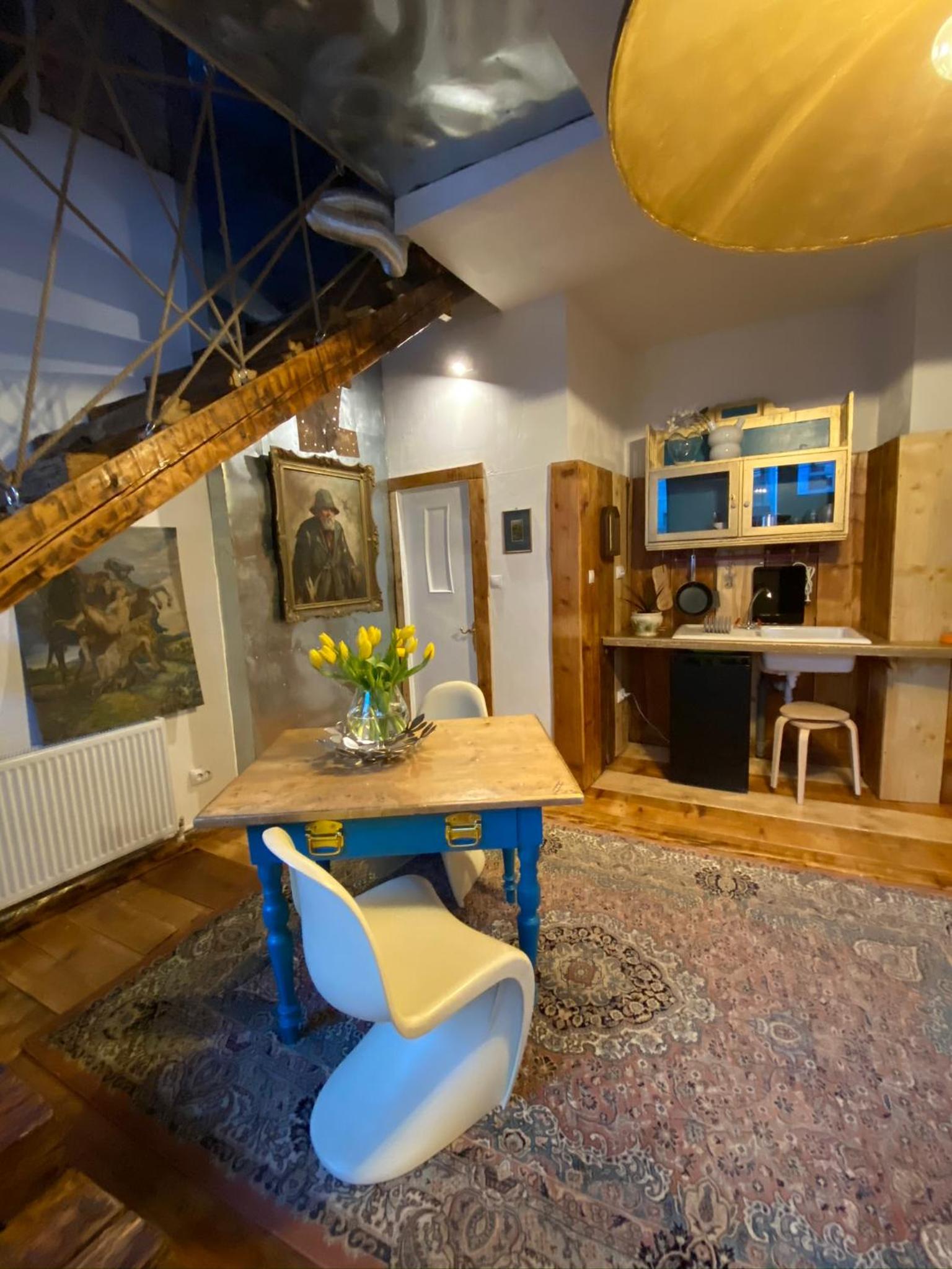 Apartment - Split Level - Photo 4