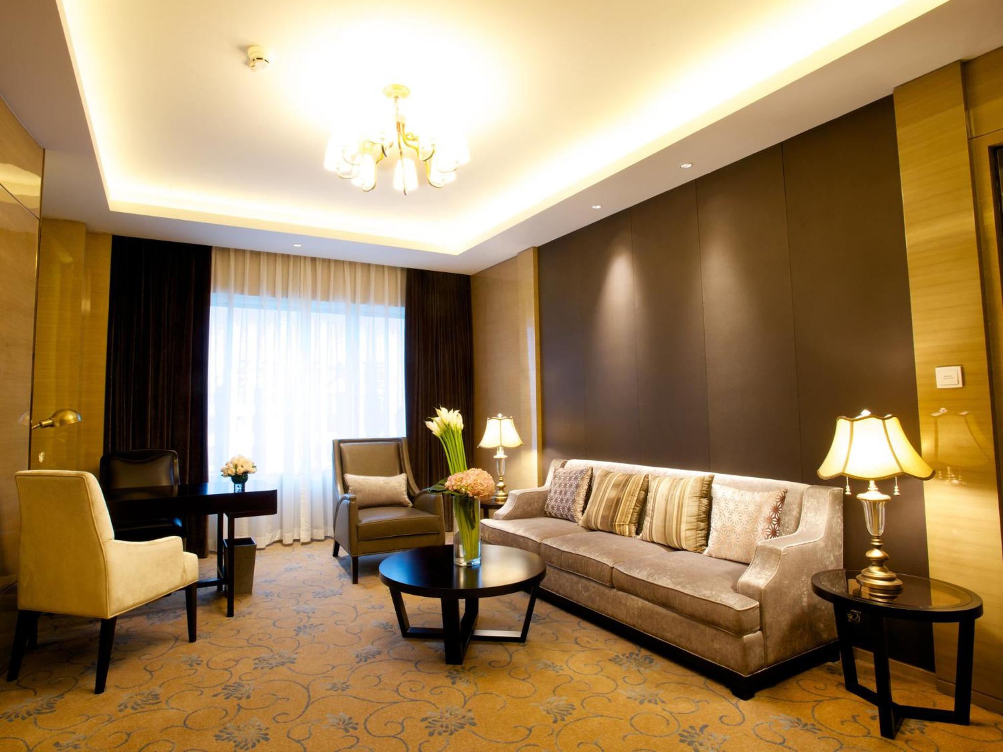 One-Bedroom King Suite