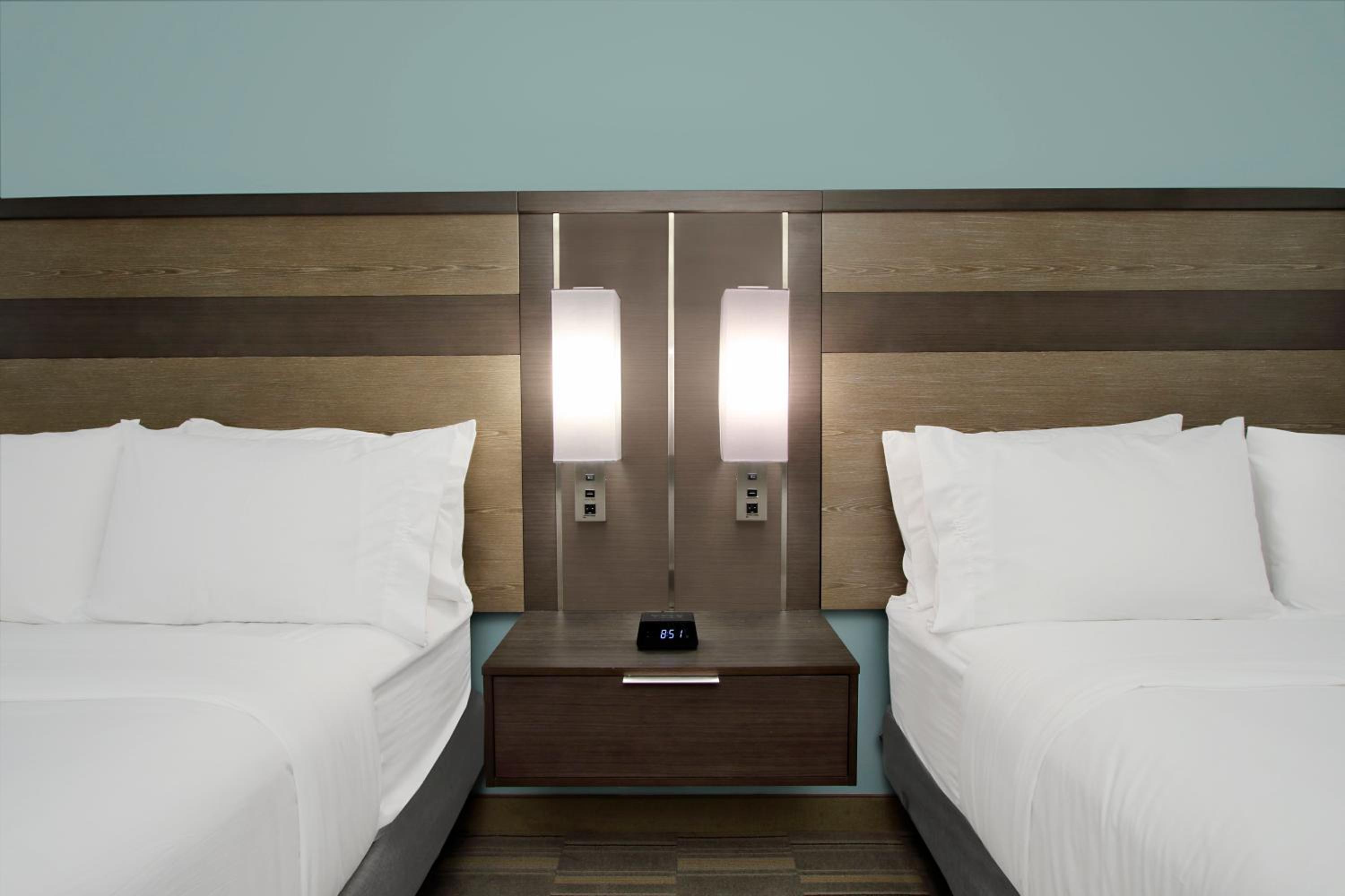 Standard Room with Two Queen Beds photo 1