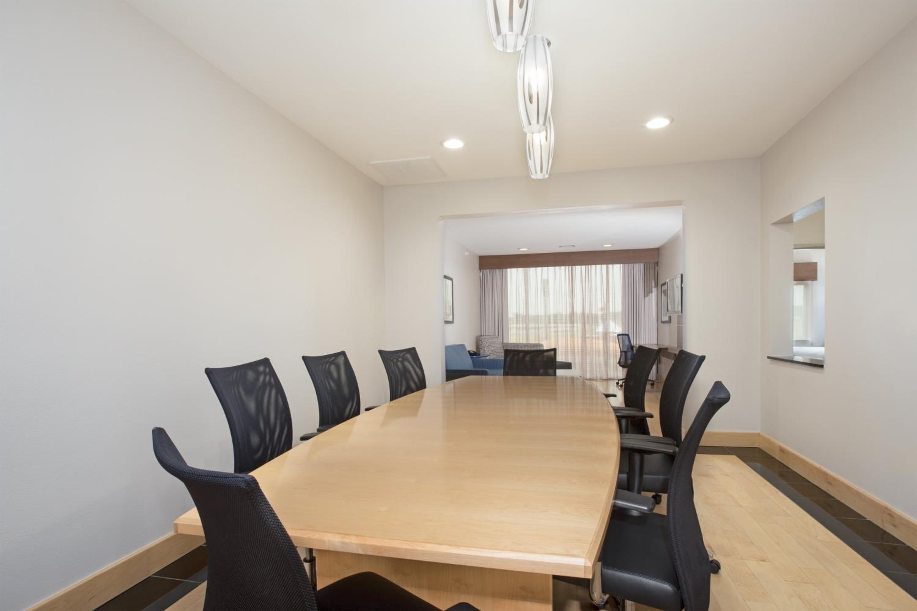 One-Bedroom King Suite - Photo 3