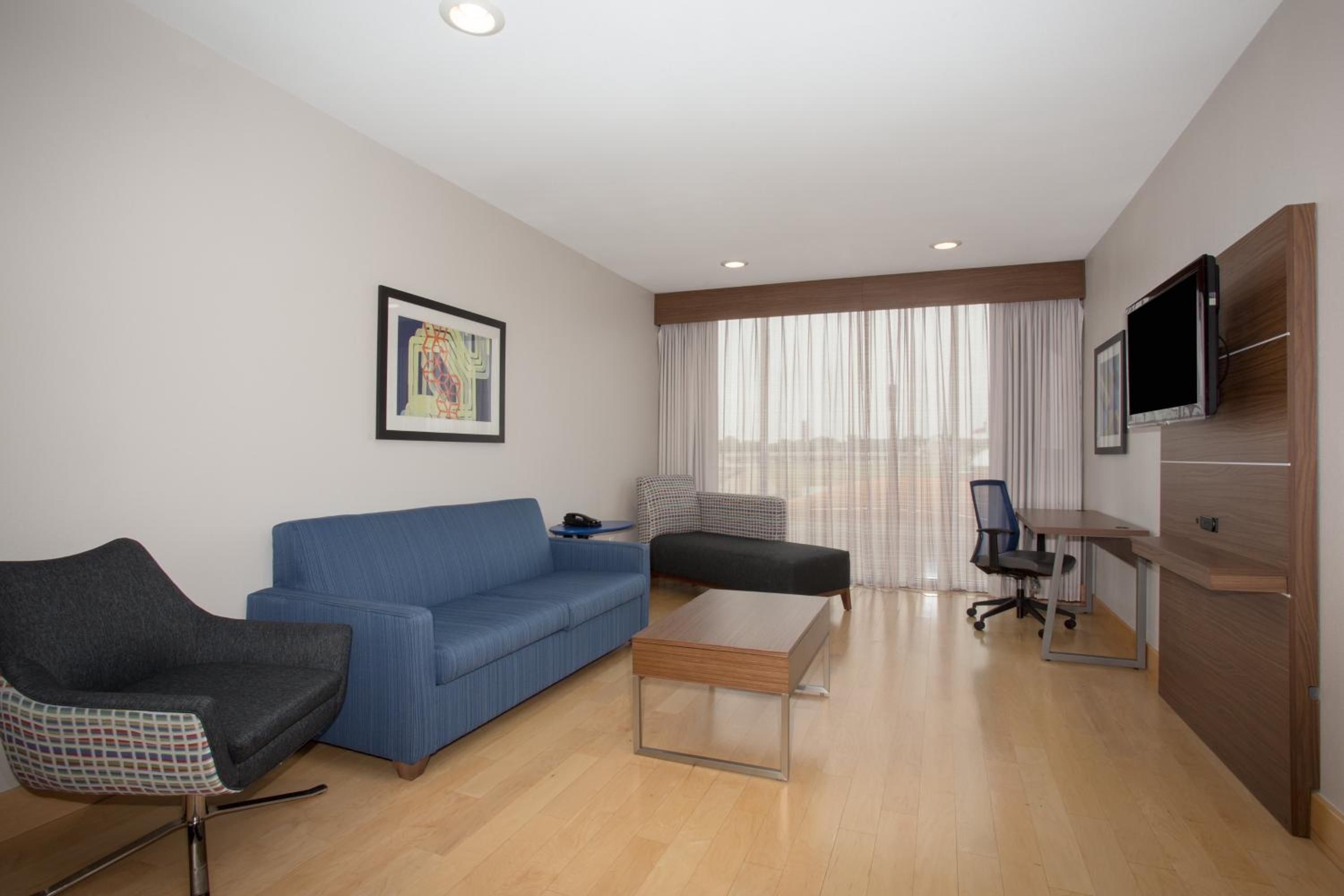 One-Bedroom King Suite - Photo 5