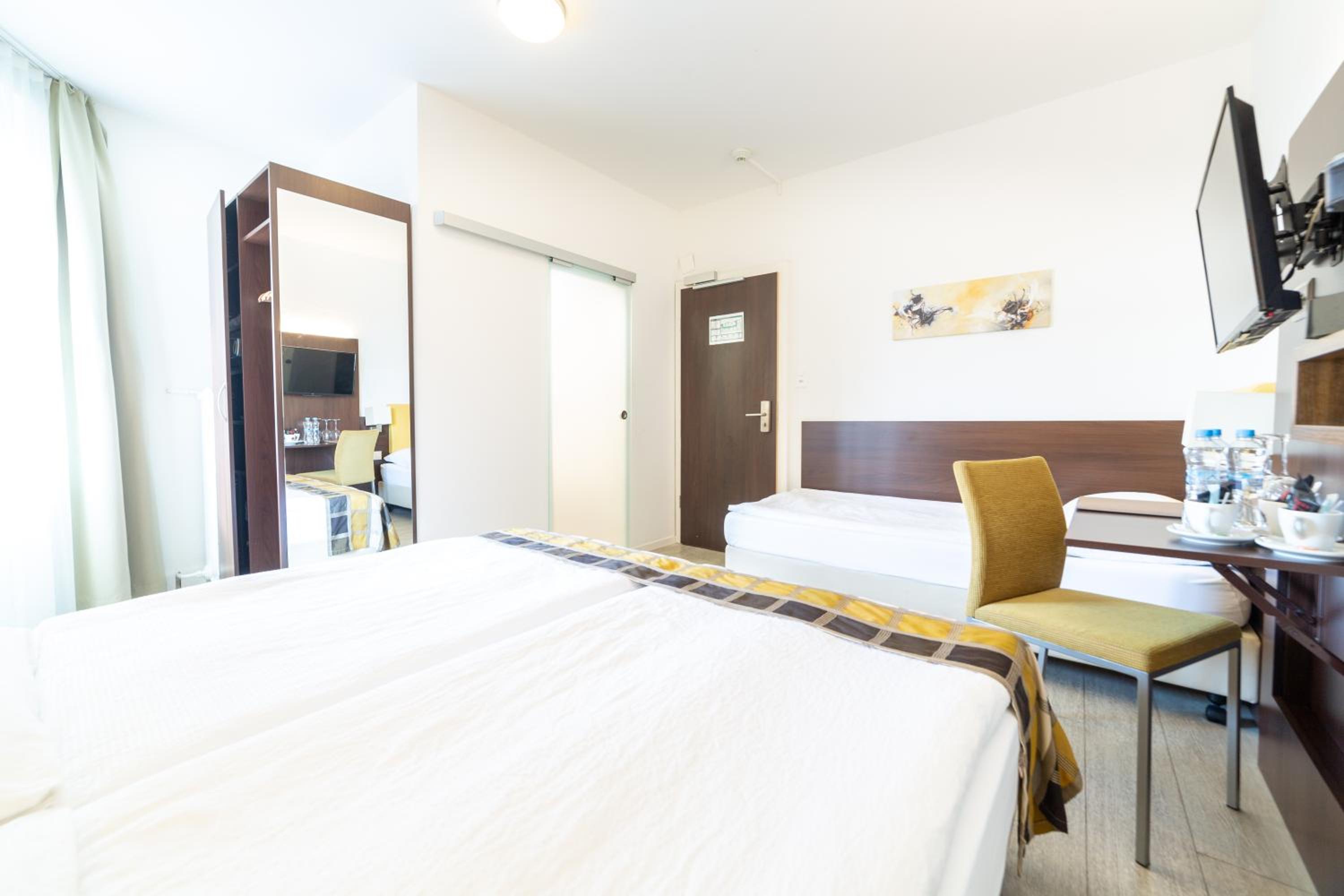 Modern Triple Room - Photo 1