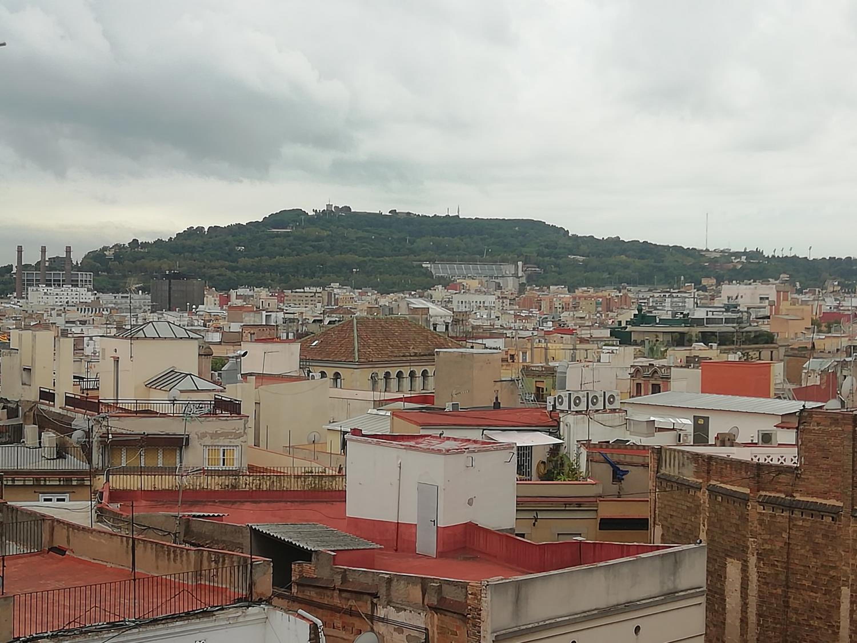 Double Room with Balcony and views to Montjüic photo 3