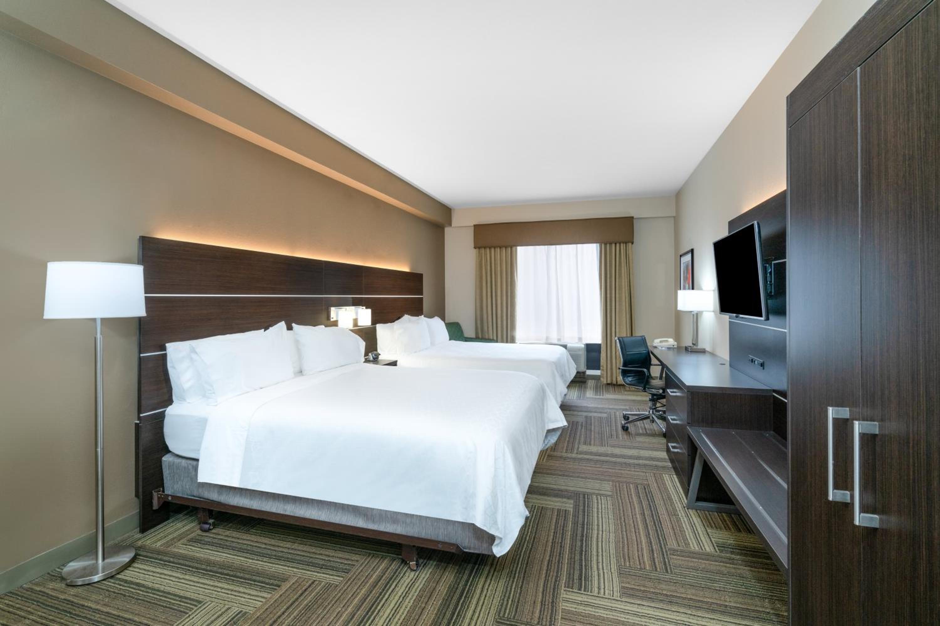 Standard Room with Two Queen Beds - Photo 4