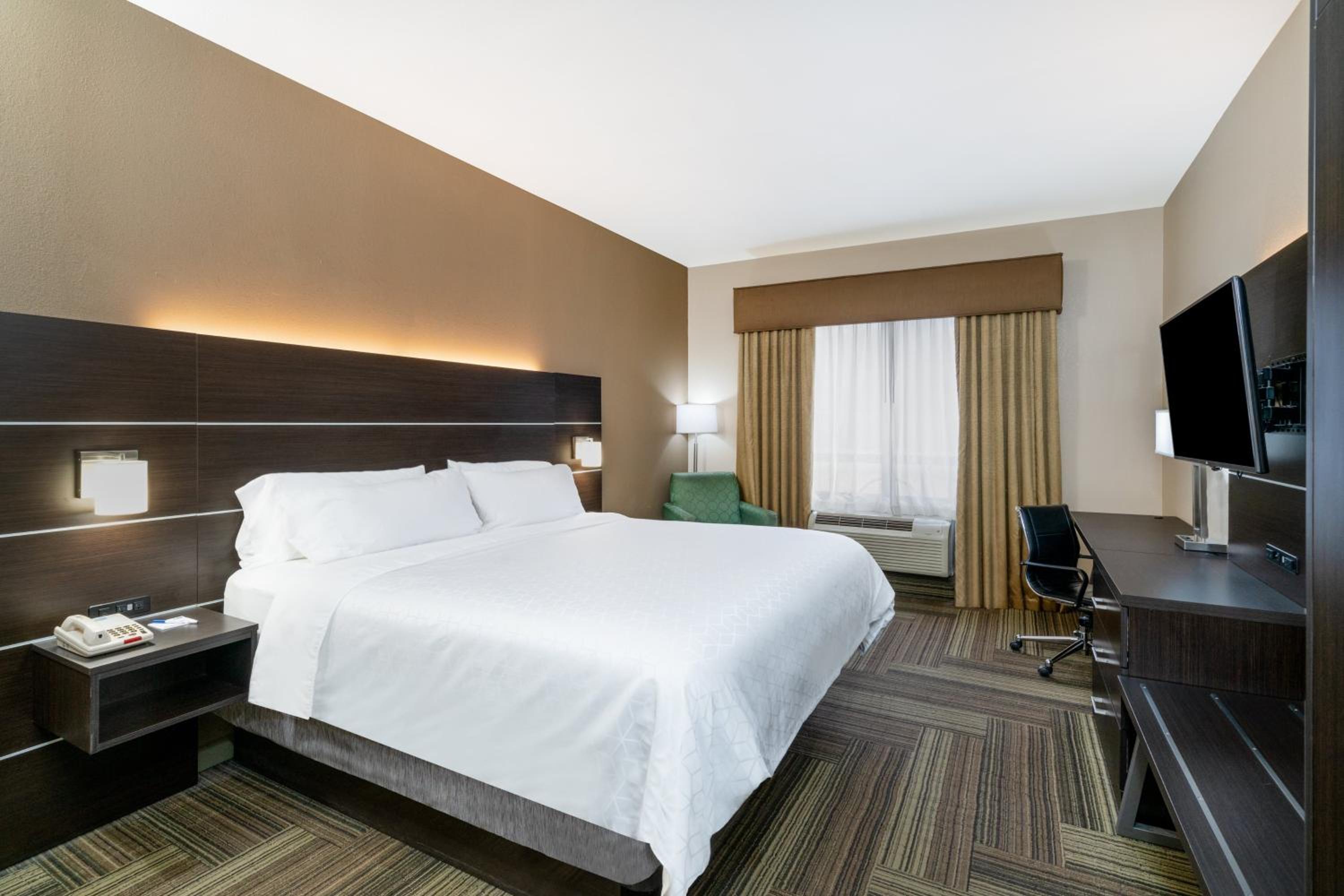Standard King Room - Photo 5