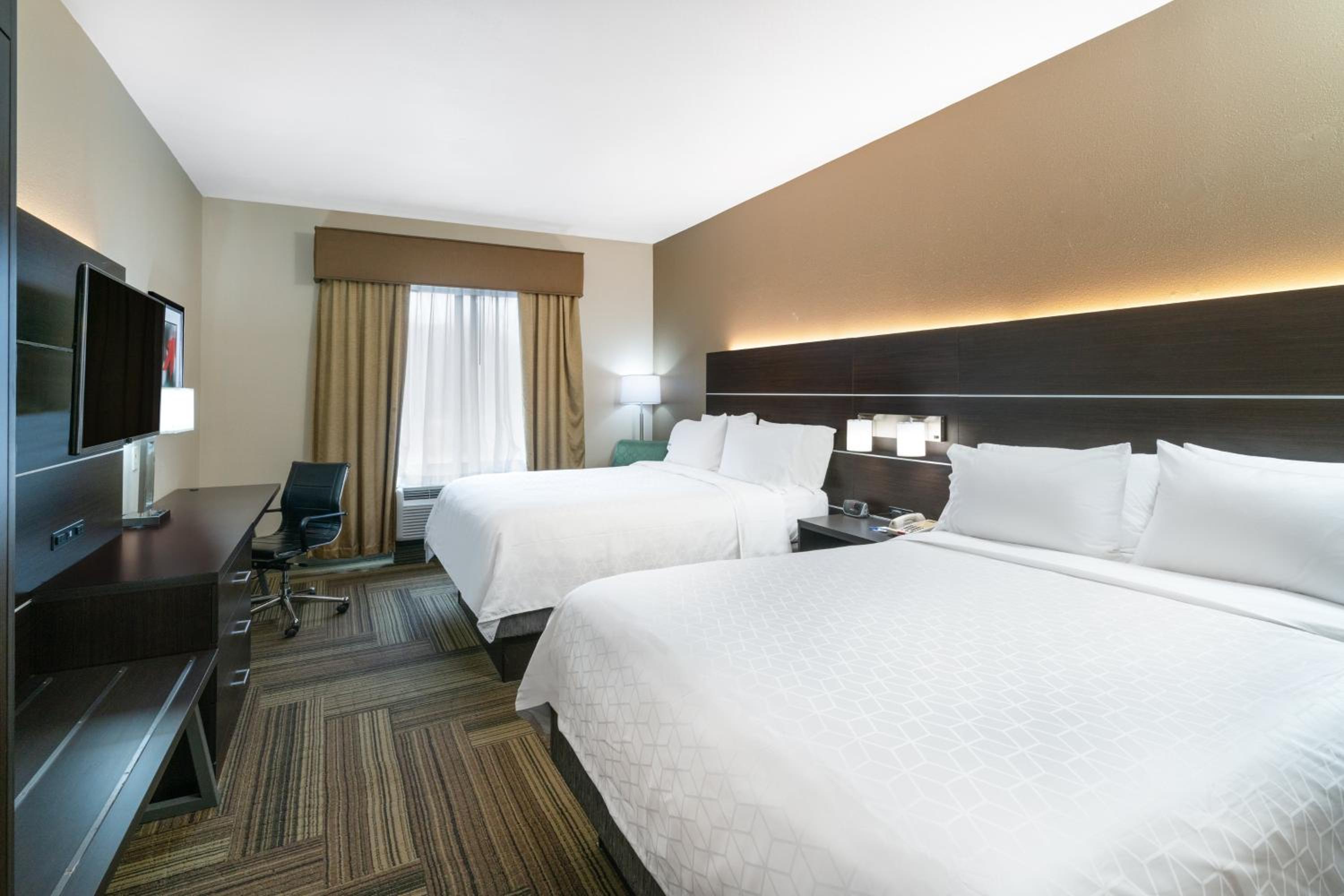Standard Room with Two Queen Beds - Photo 5