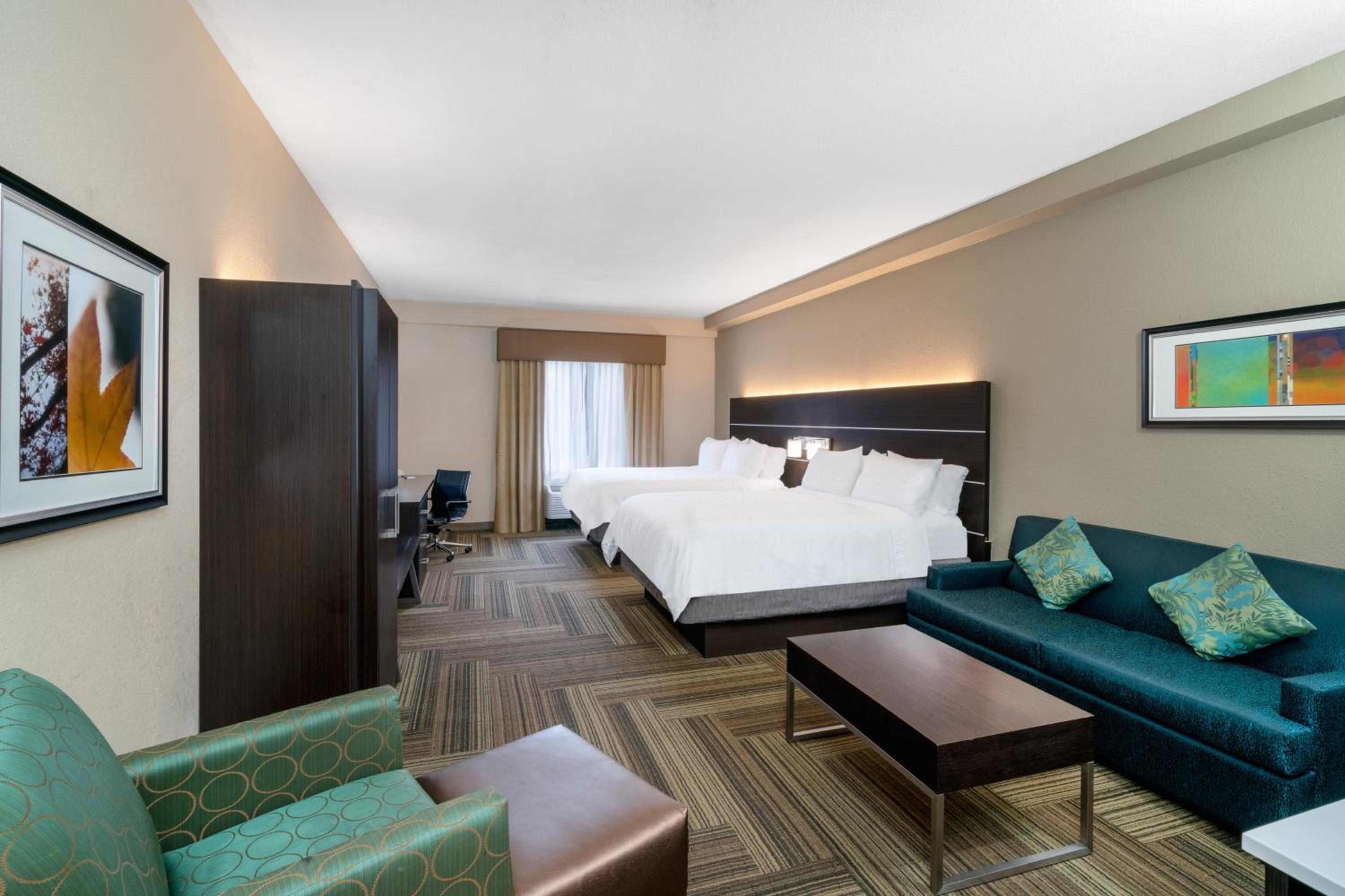 Queen Suite with Two Queen Beds and Sofa Bed - Photo 4