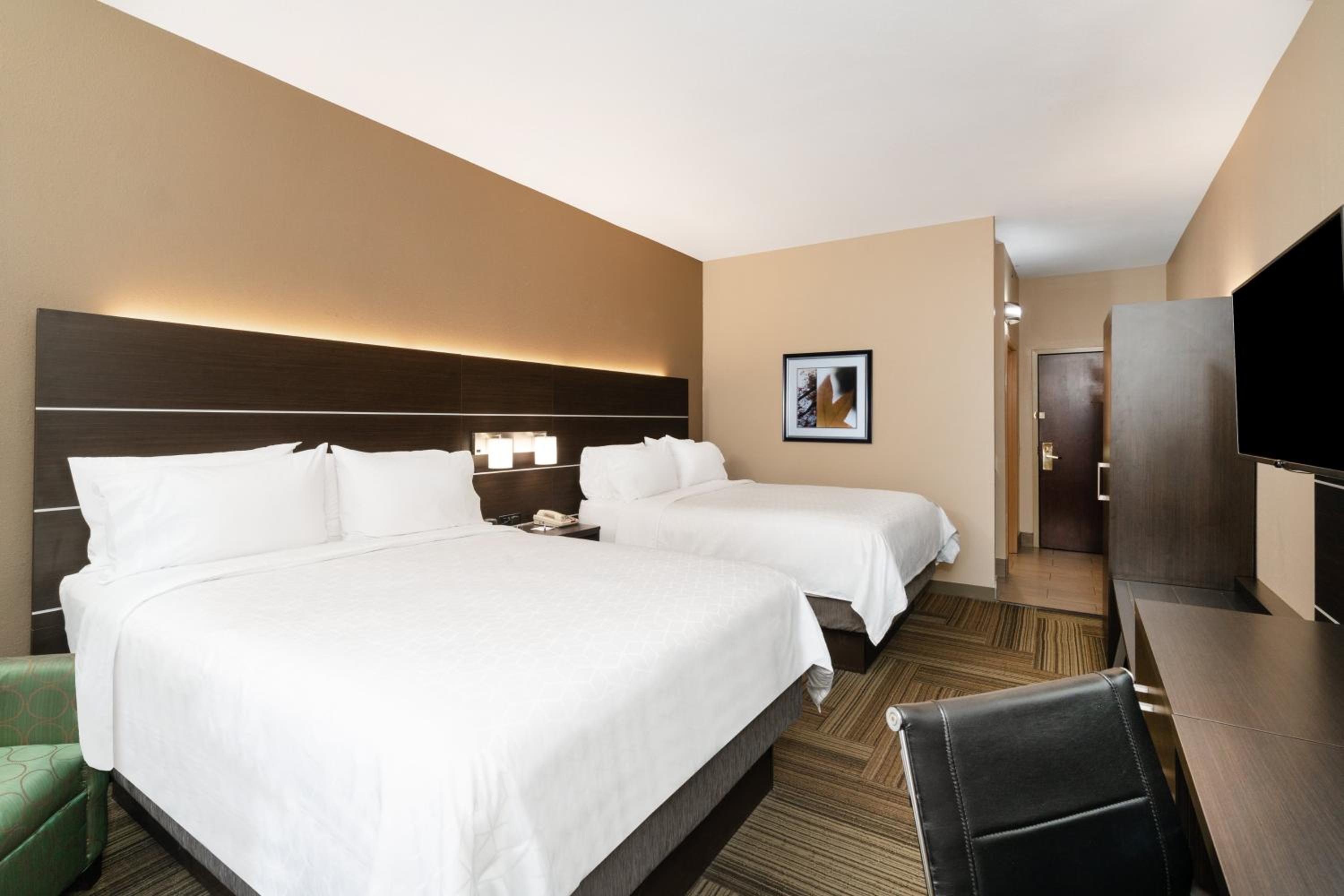 Standard Room with Two Queen Beds - Photo 1
