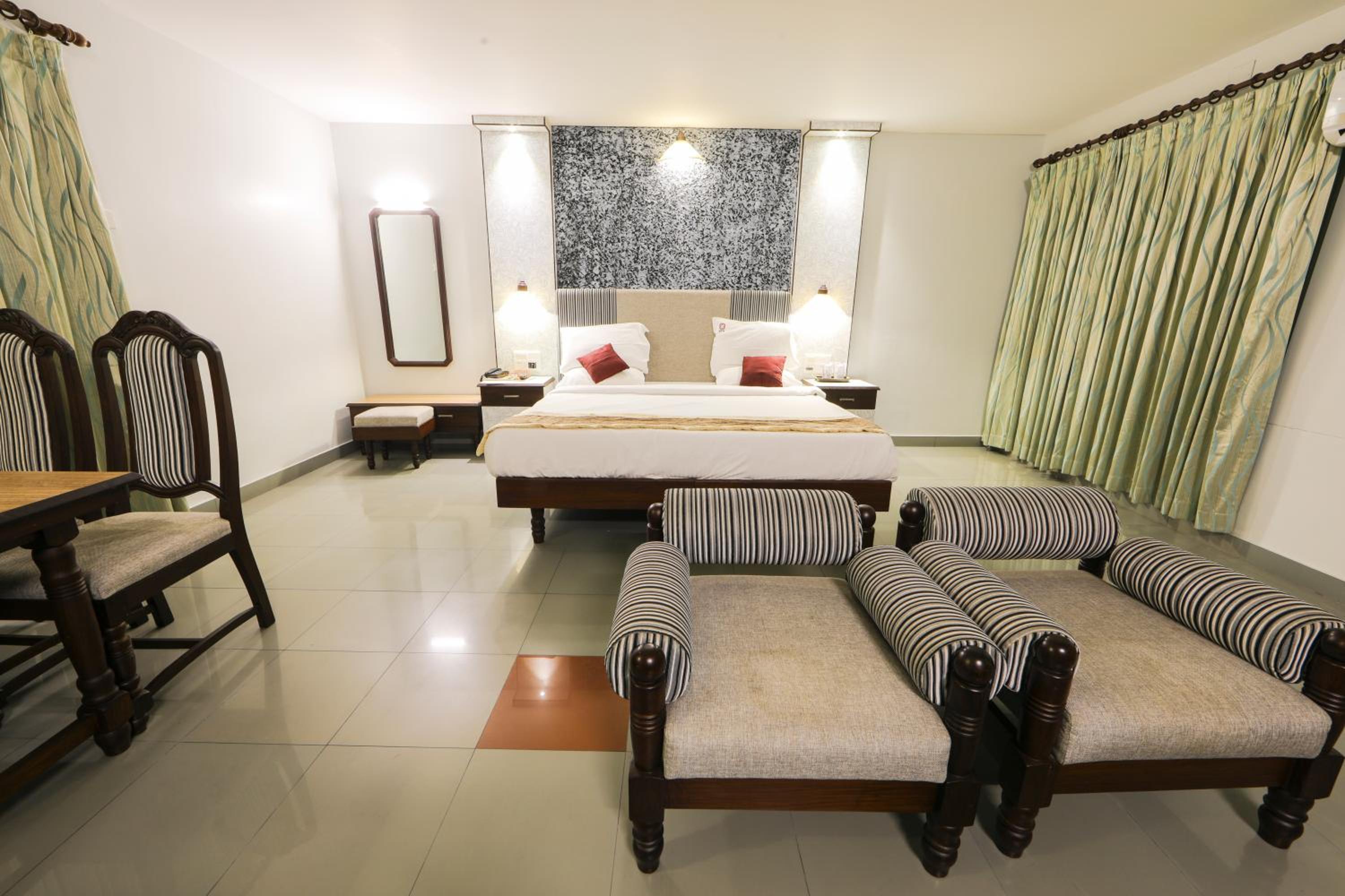 Suite - Photo 1