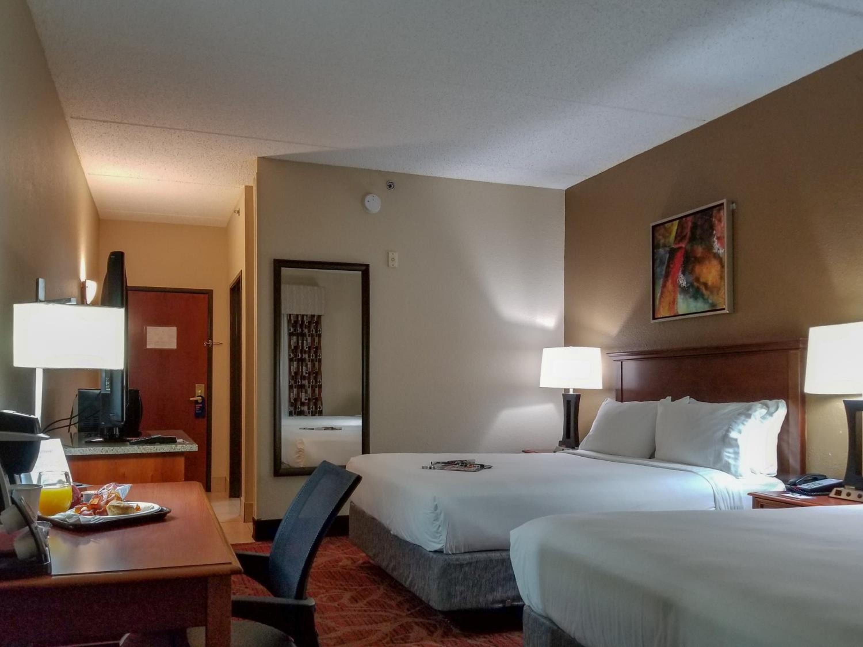Standard Queen Room with Two Queen Beds - Photo 3