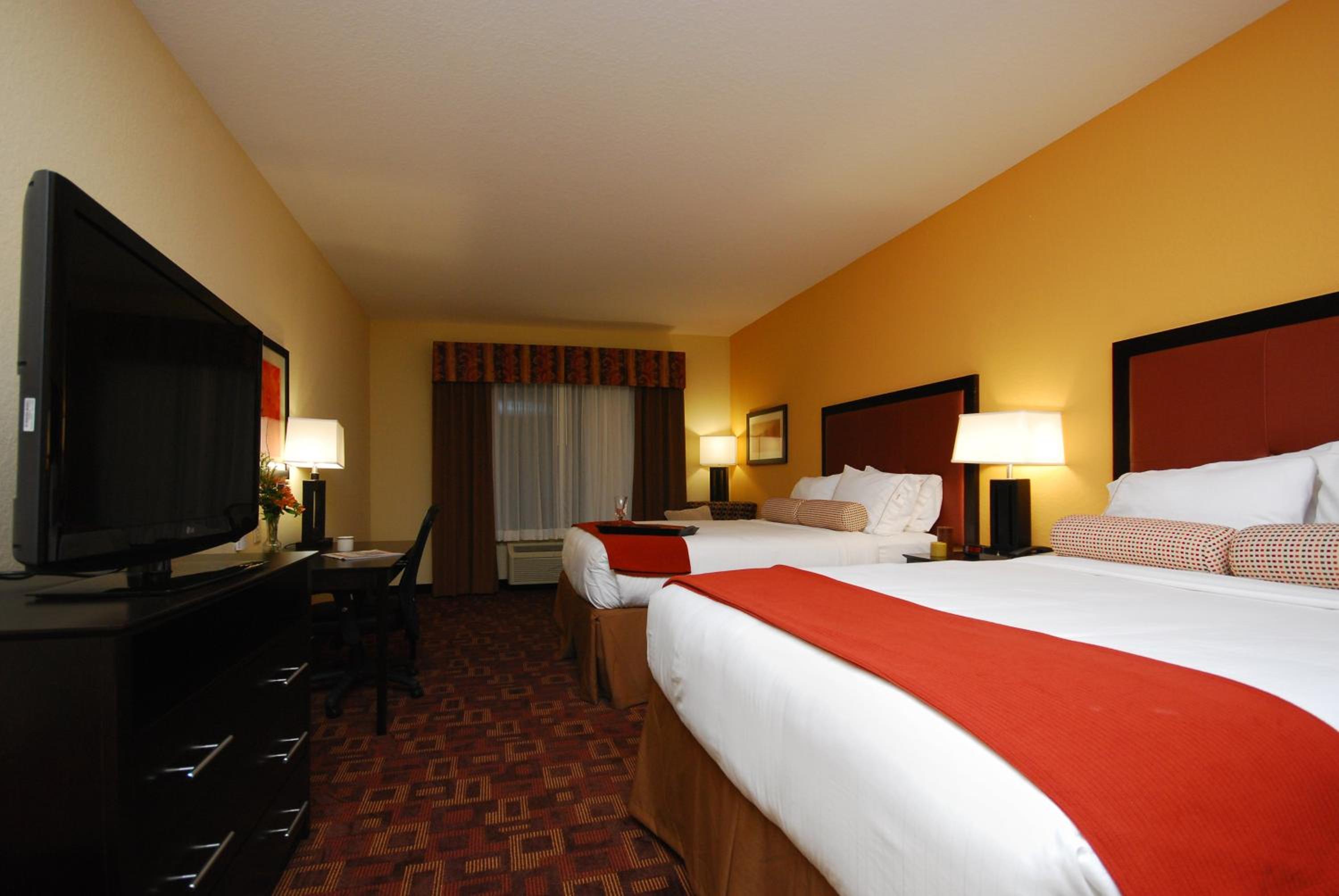 Queen Suite with Two Queen Beds and Sofa Bed - Photo 1