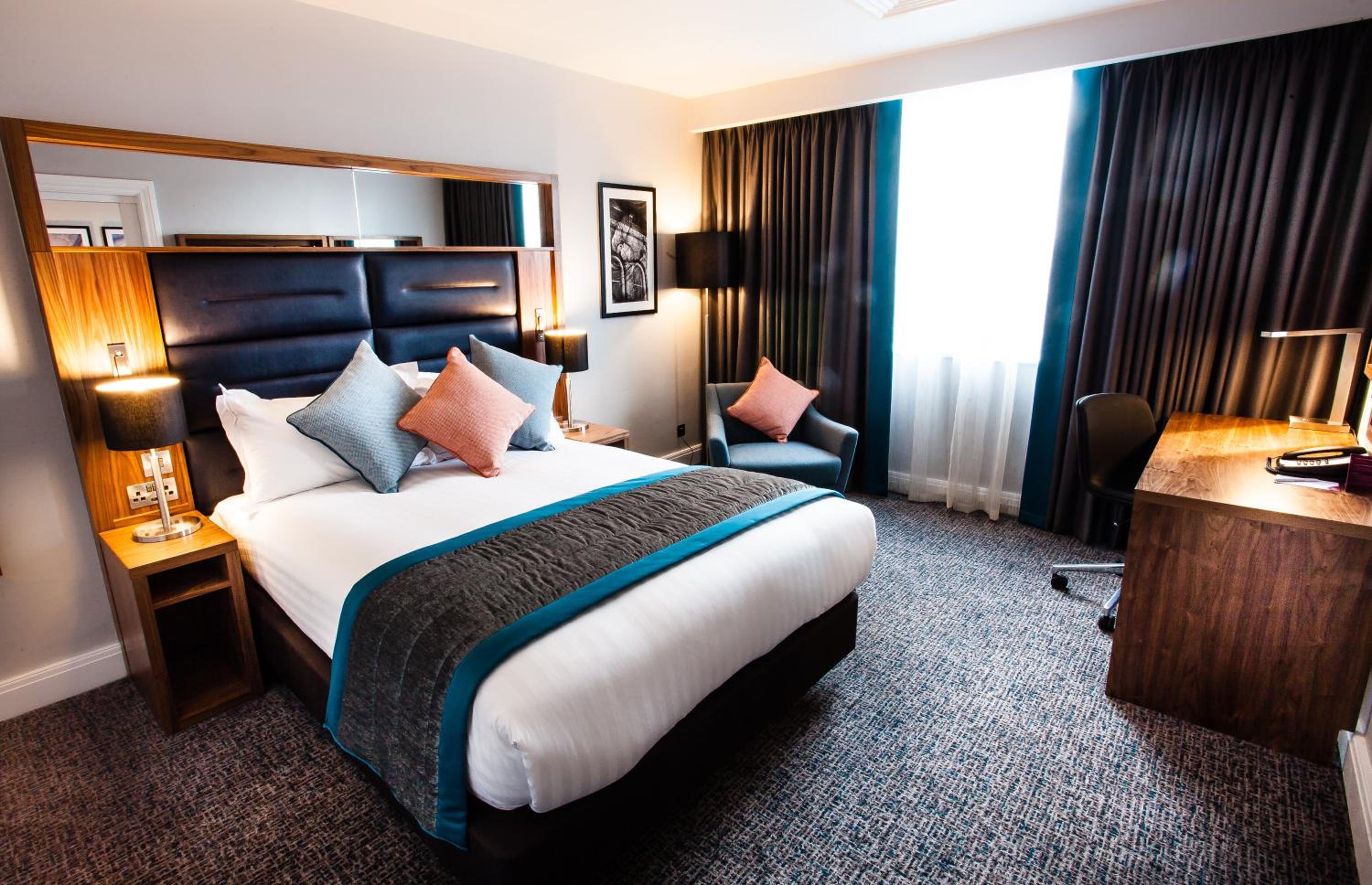 Standard Queen Room with Sofa Bed - Photo 8