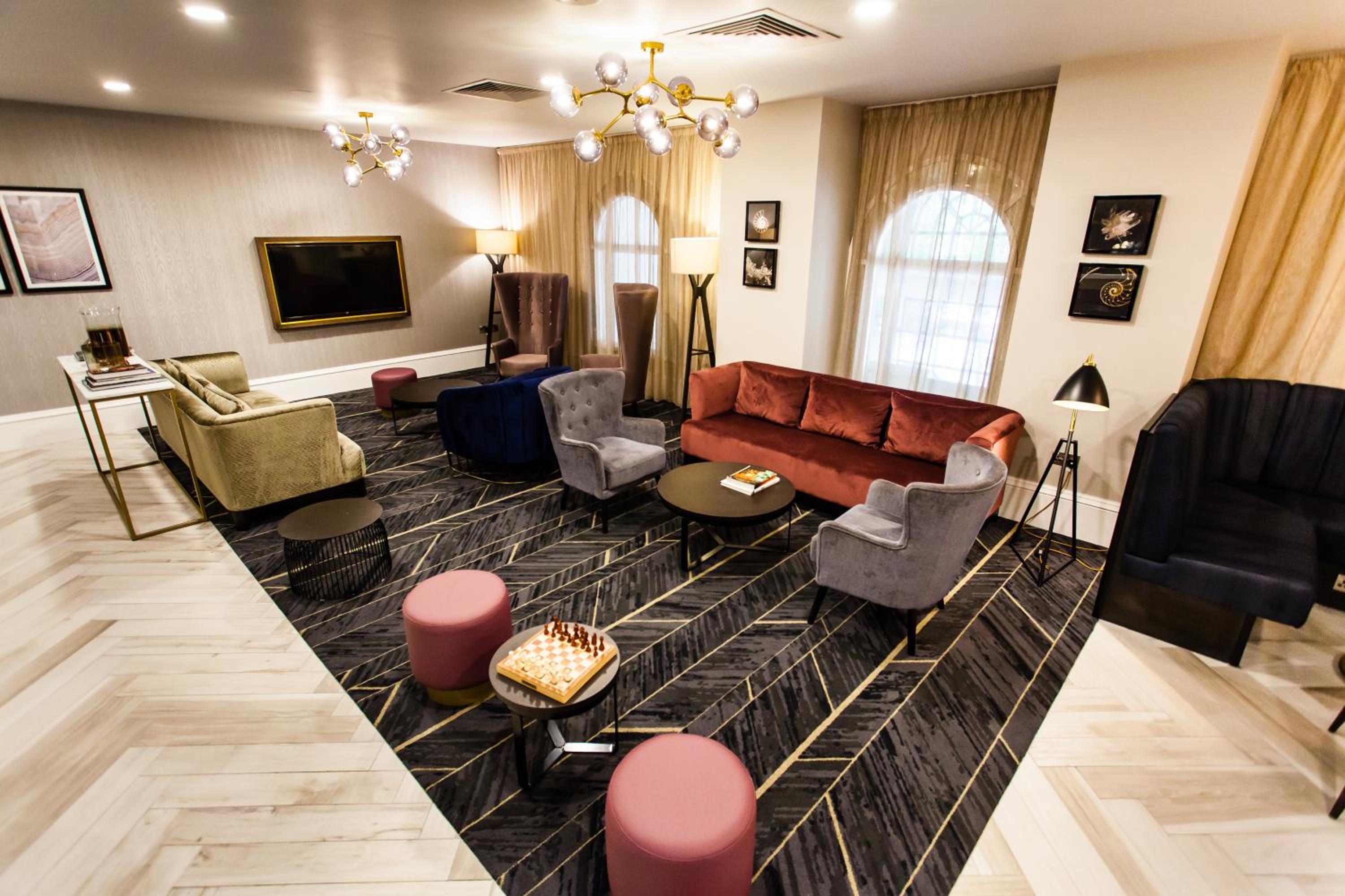 Junior Queen Suite with Lounge Access - Photo 6