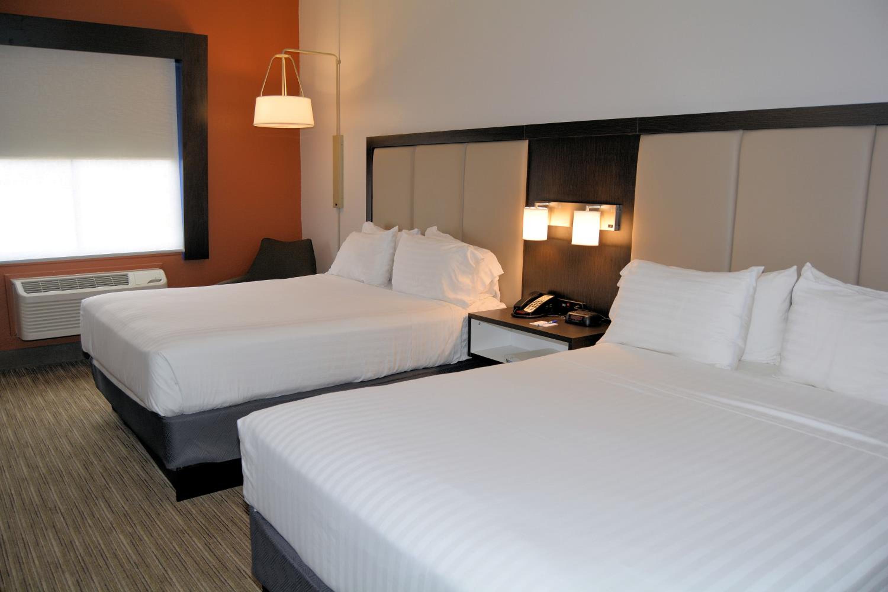 Standard Room With Two Queen Beds - Photo 2