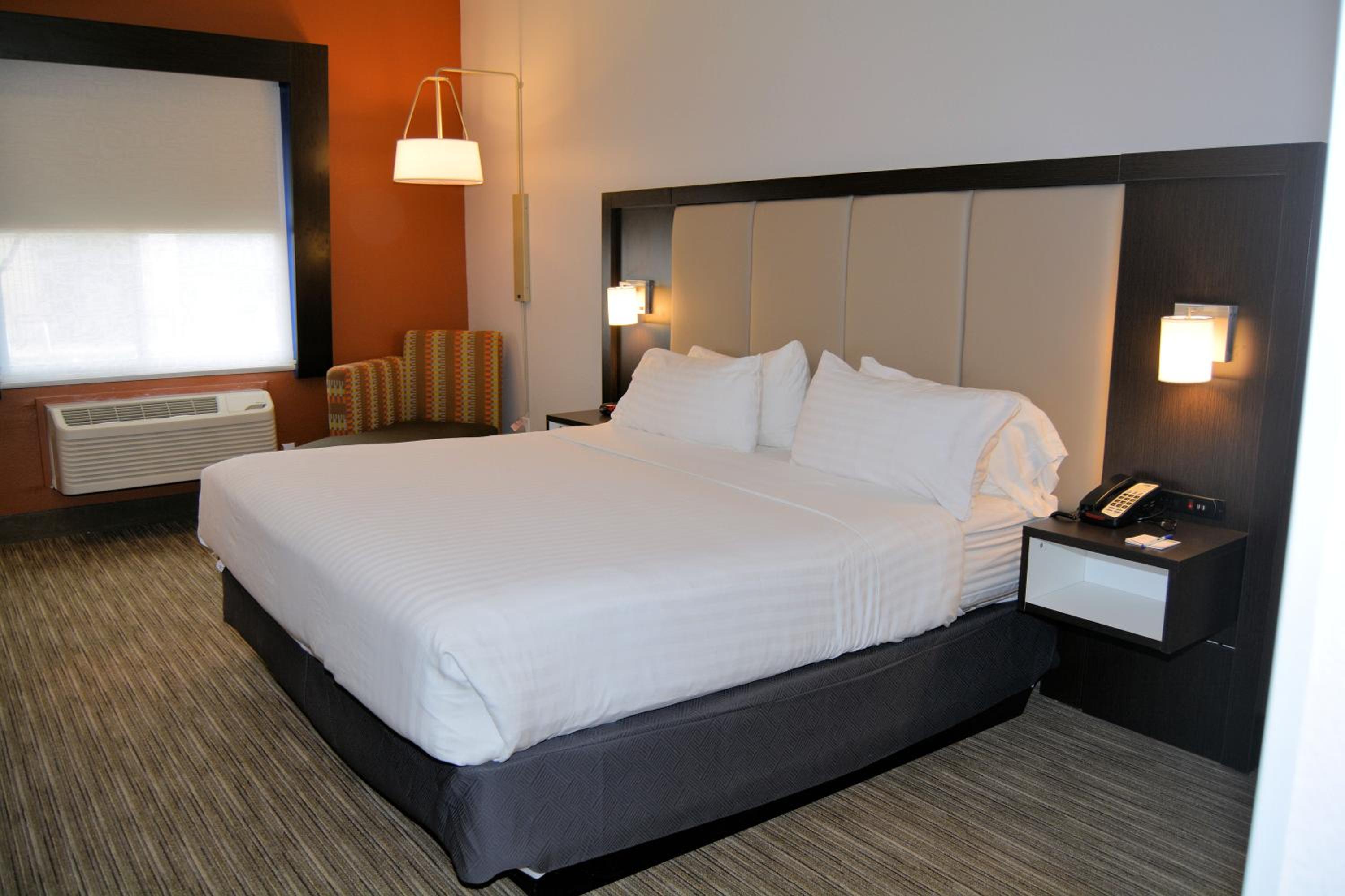 Standard King Room - Photo 3