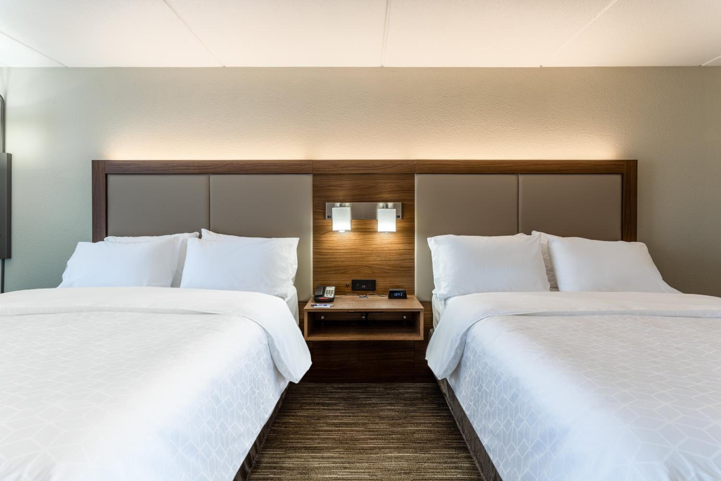 Holiday Inn Express & Suites Cedar Falls - Waterloo by IHG