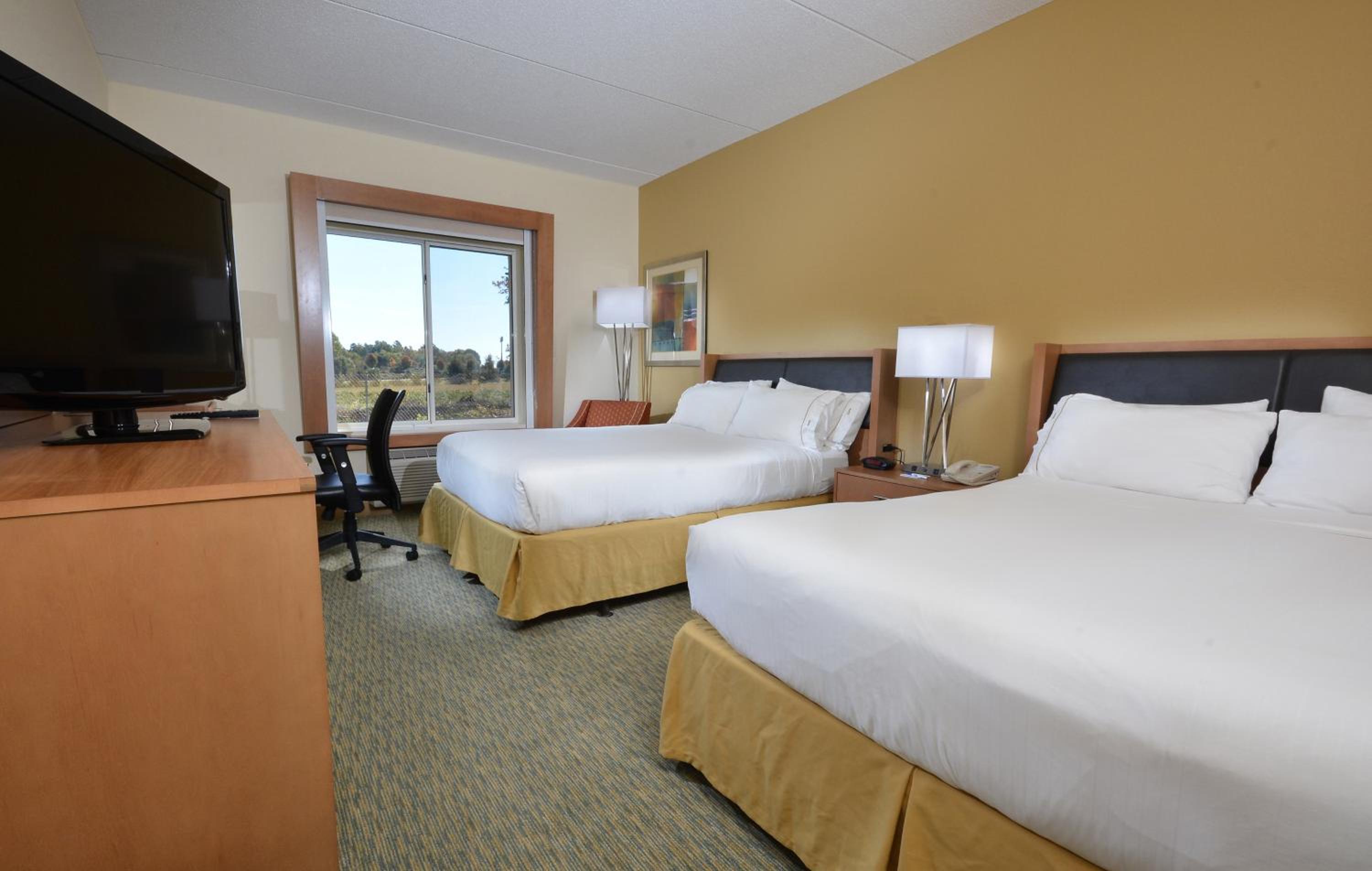 Standard Queen Room with Two Queen Beds - Photo 5