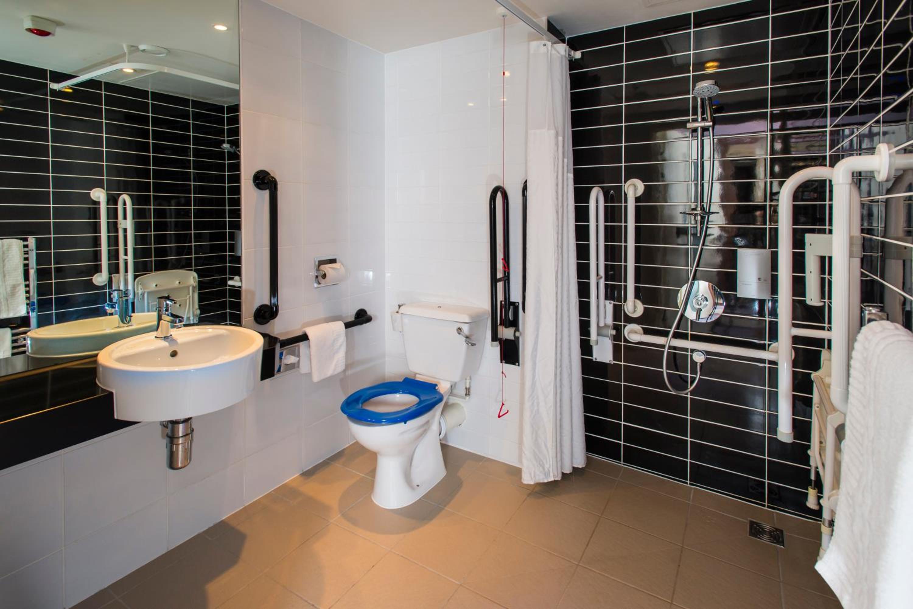 Double Room with Free Hot Breakfast - Accessible photo 3