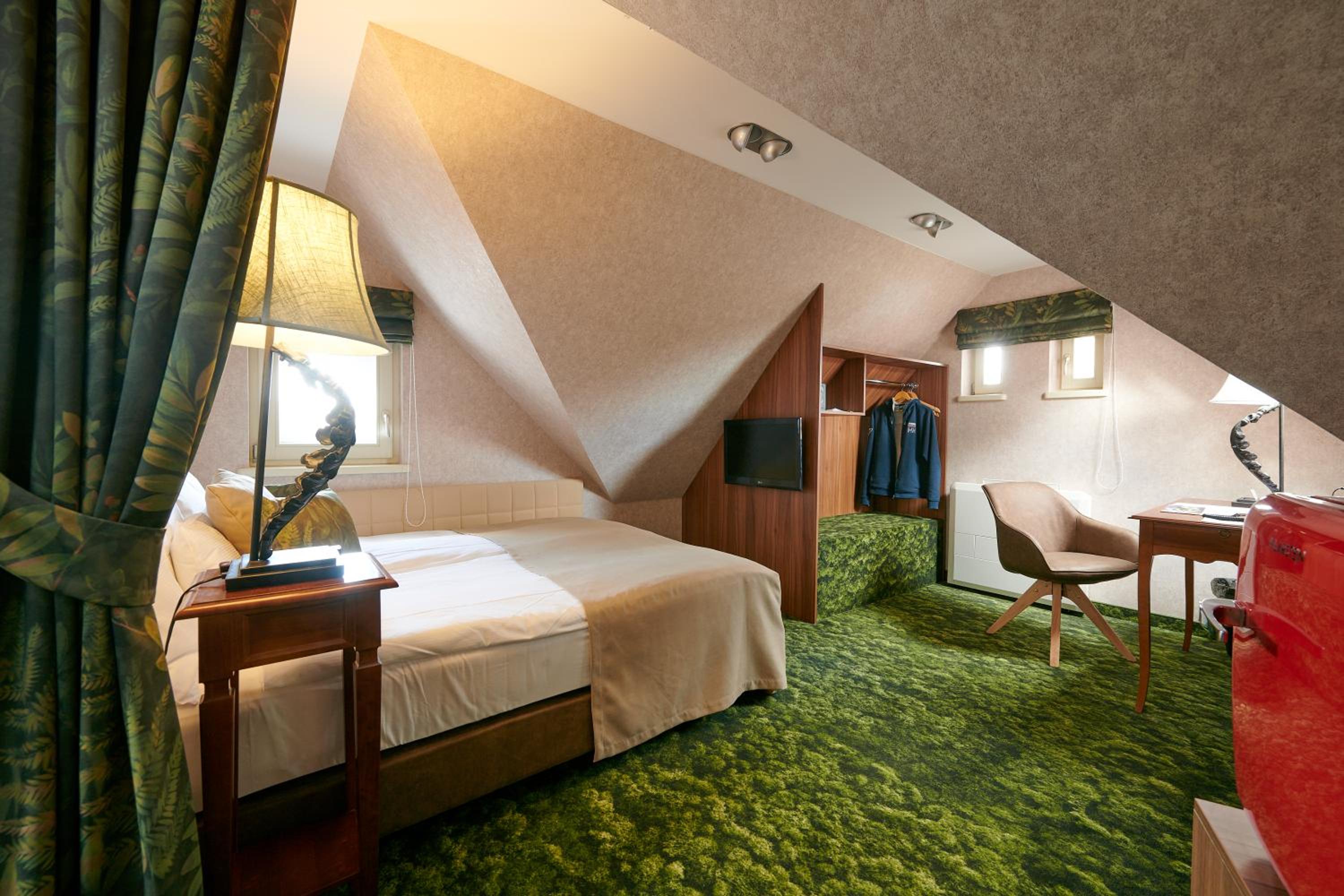 Attic Standard Queen Room
