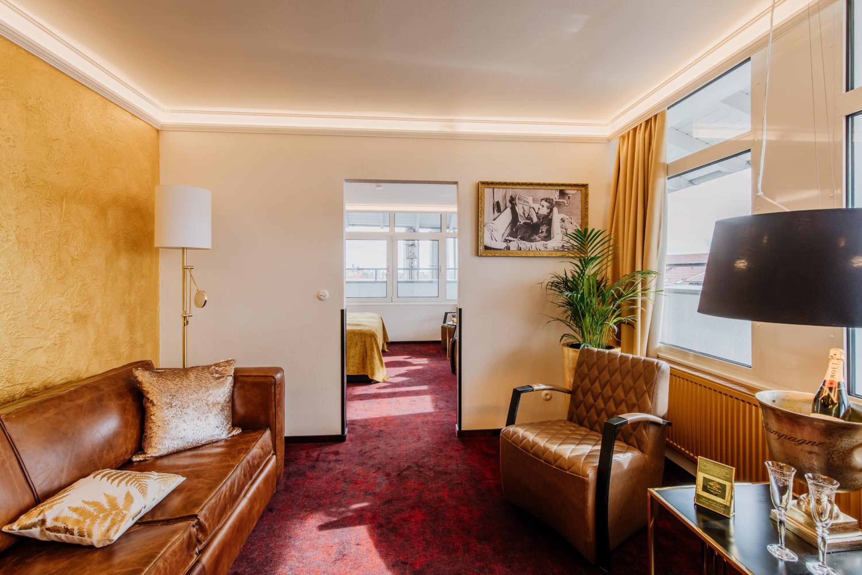 Suite - Photo 7