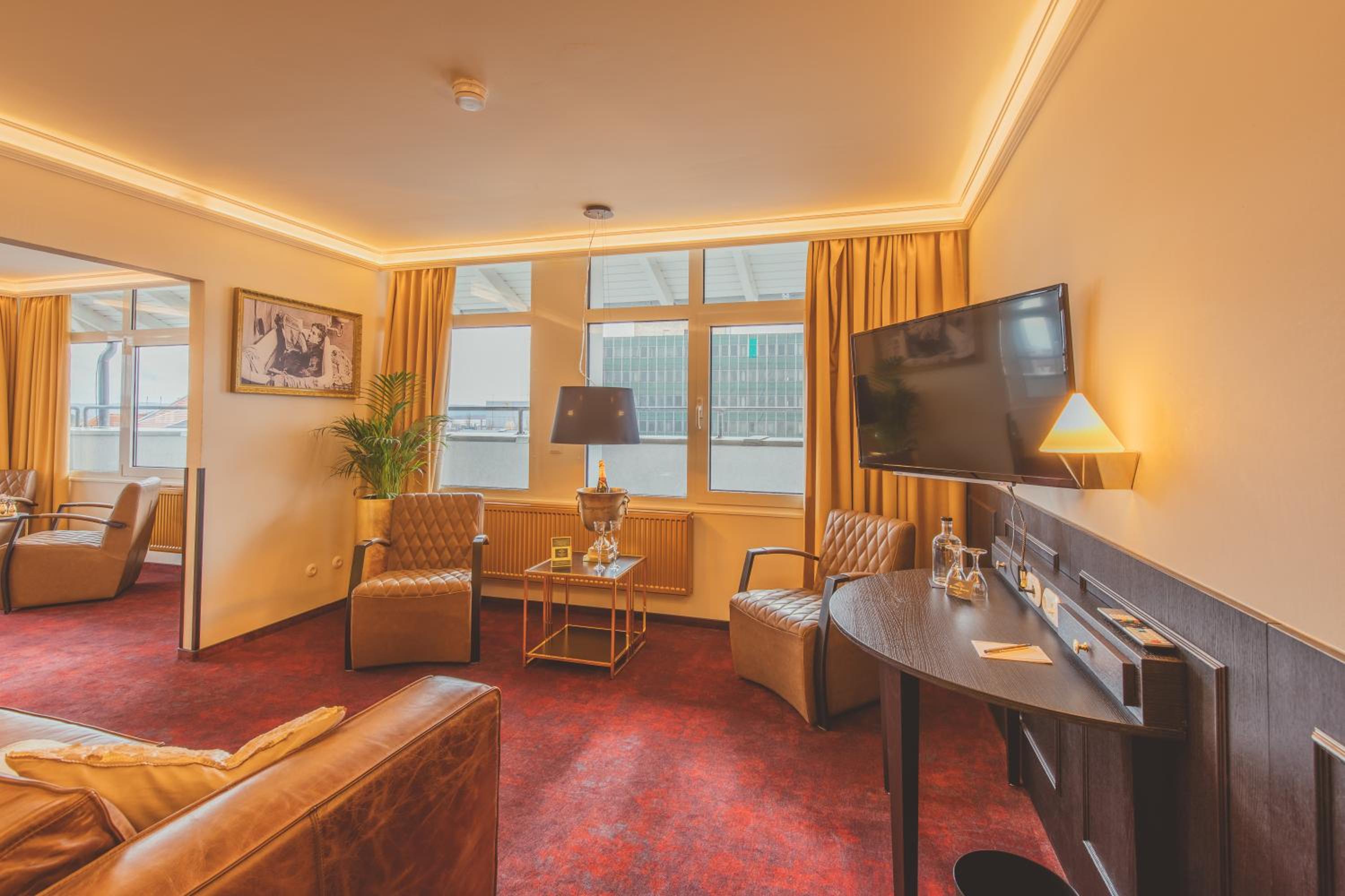 Suite - Photo 8