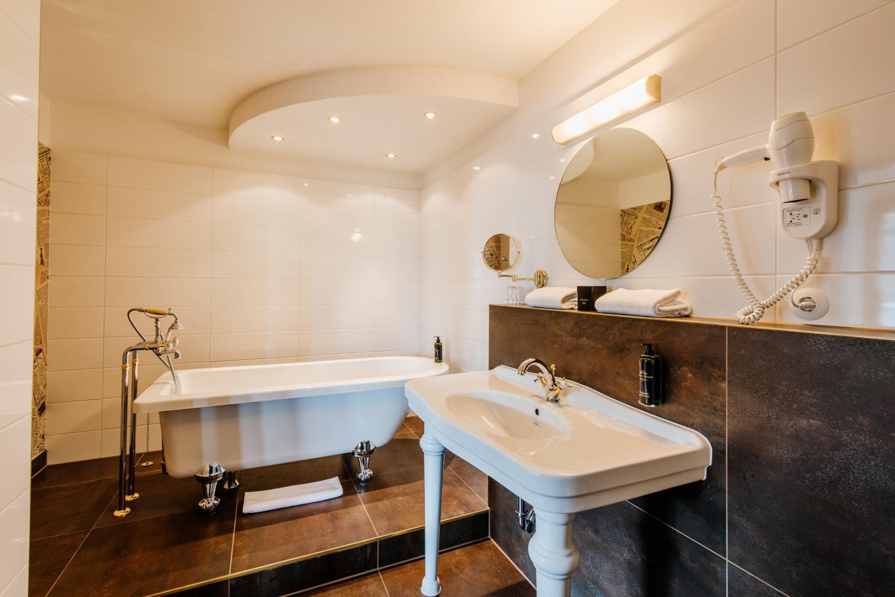 Suite - Photo 3