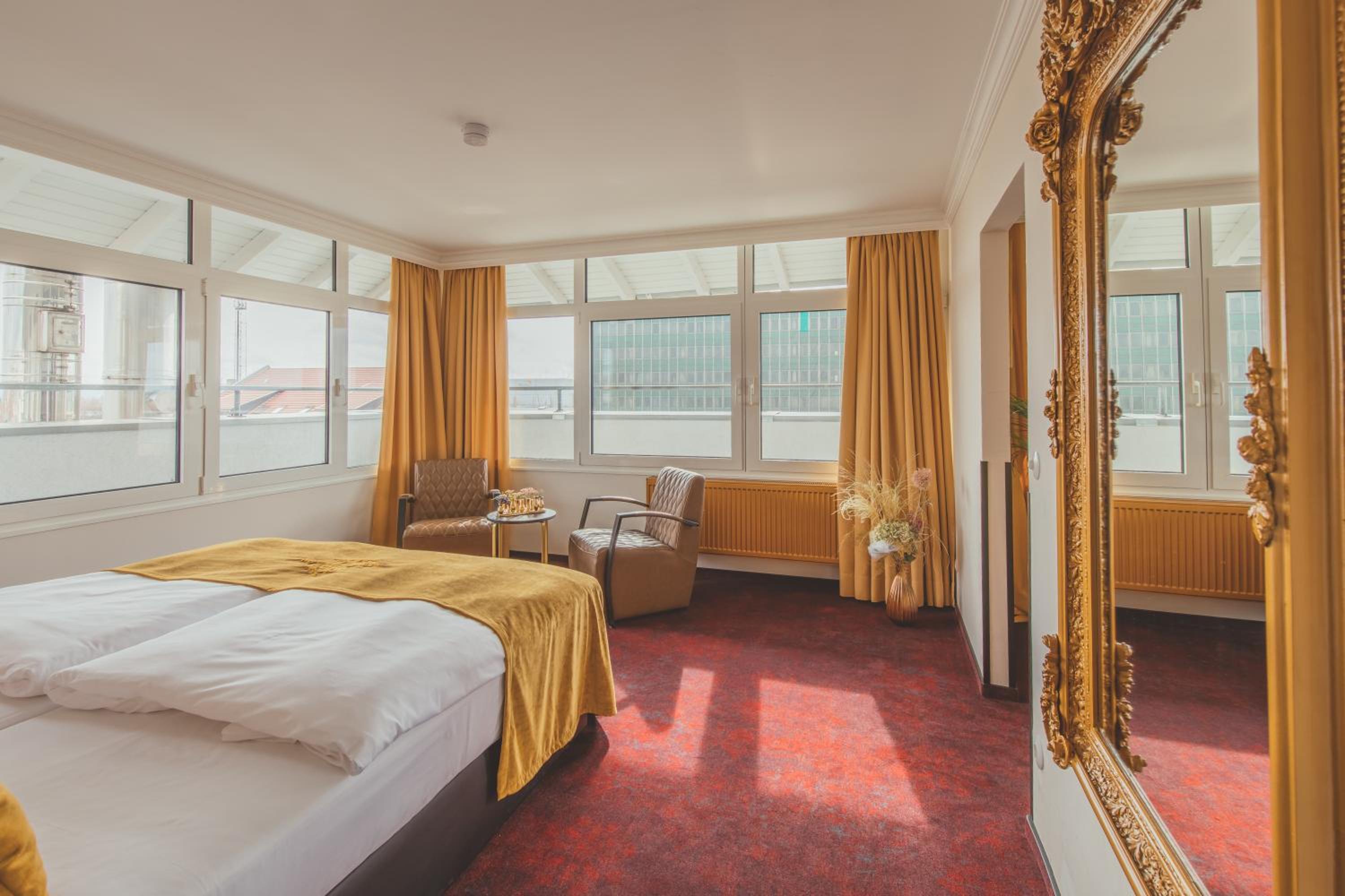 Suite - Photo 1