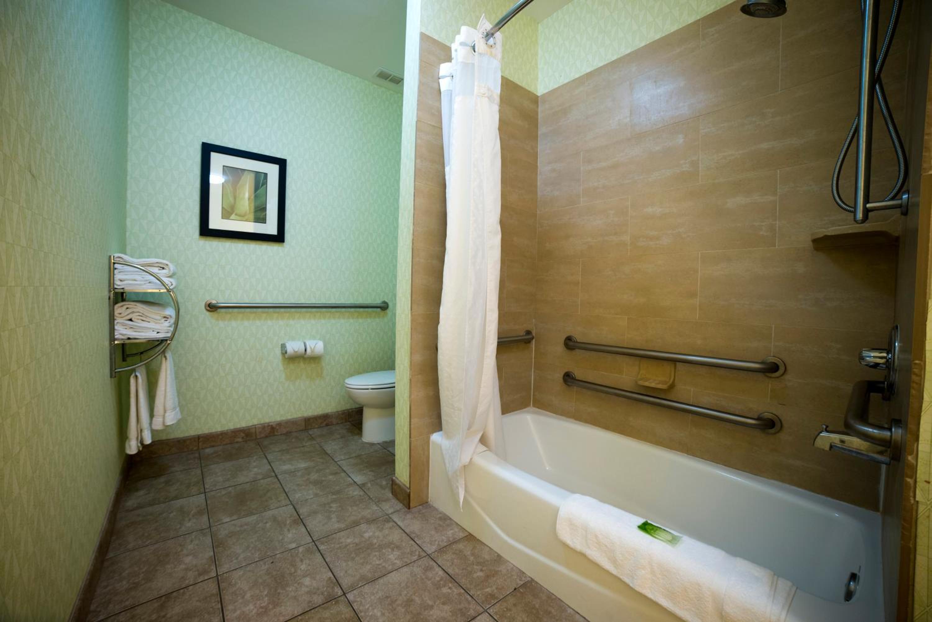 King suite with Bath Tub - hearing Accessible/Non-Smoking - Photo 4