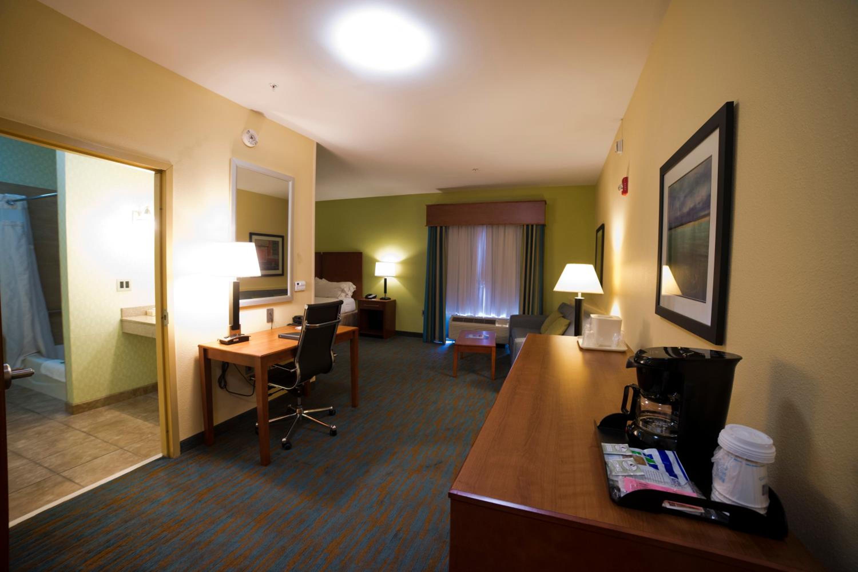 King suite with Bath Tub - hearing Accessible/Non-Smoking - Photo 1