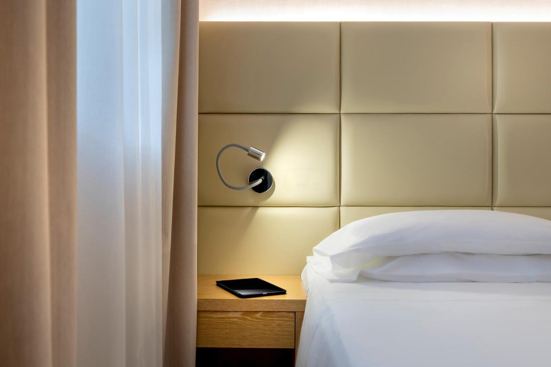 Superior King Room - Non-Smoking - Photo 5