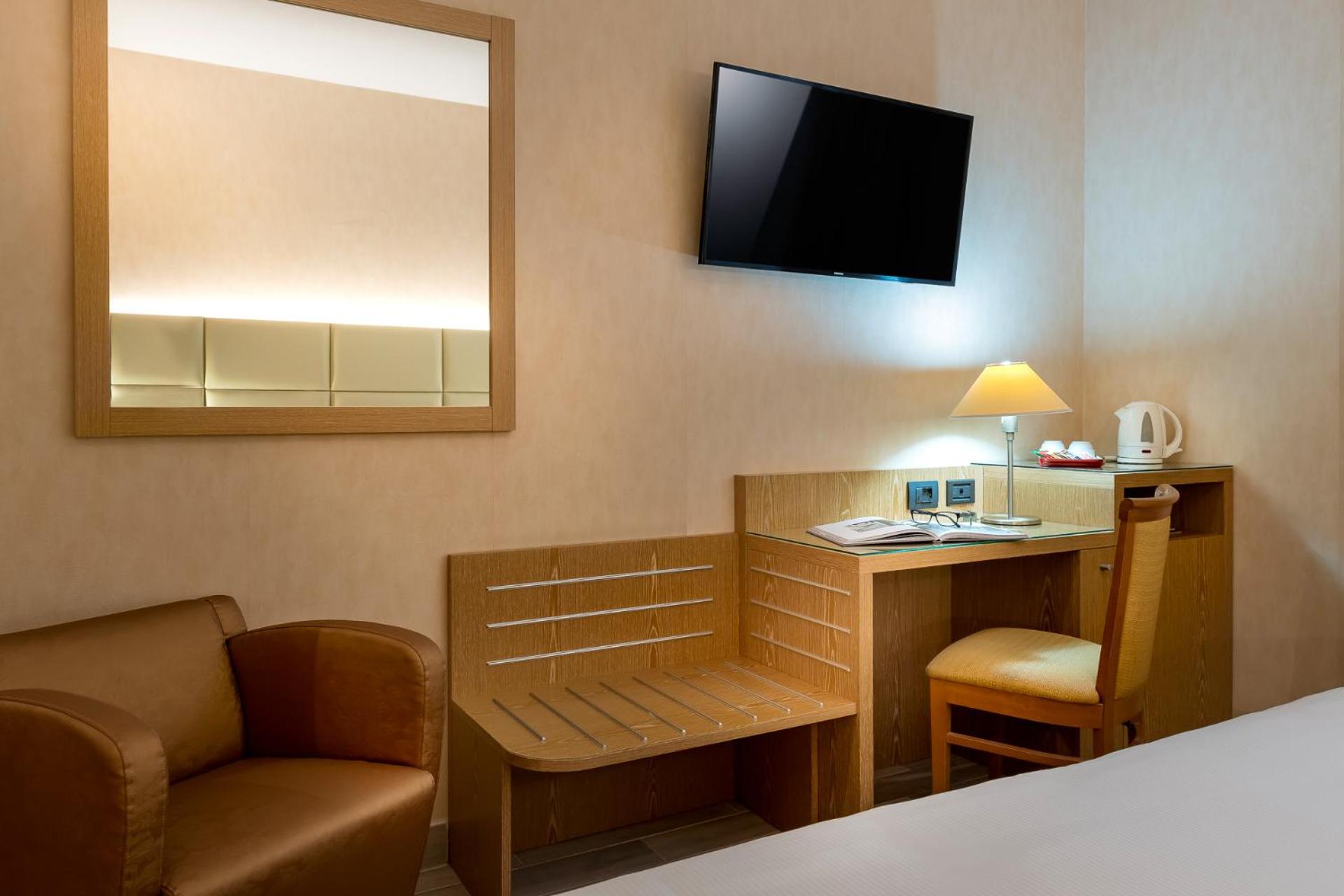 Superior King Room - Non-Smoking - Photo 6