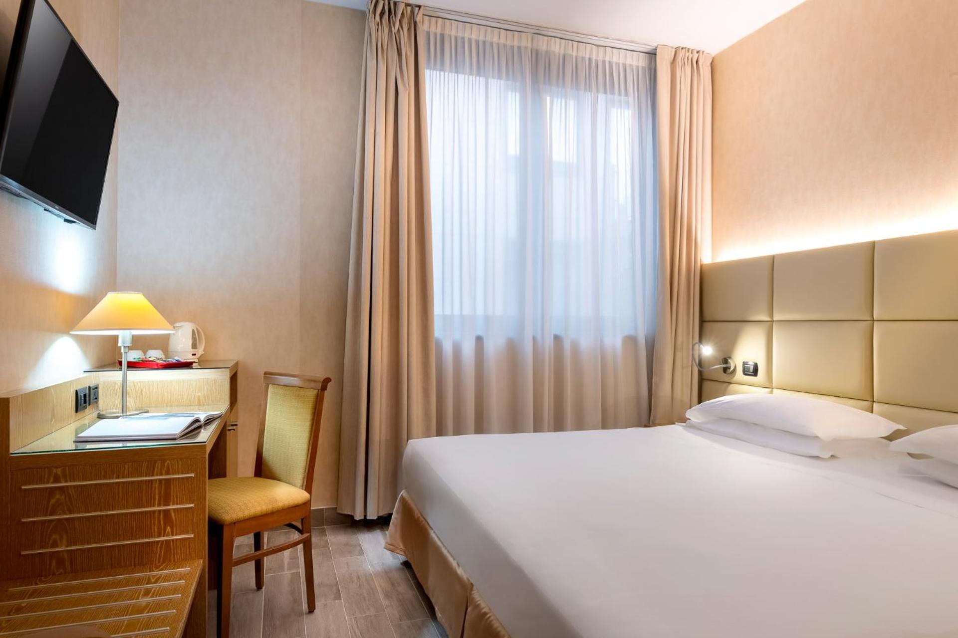 Superior King Room - Non-Smoking - Photo 4